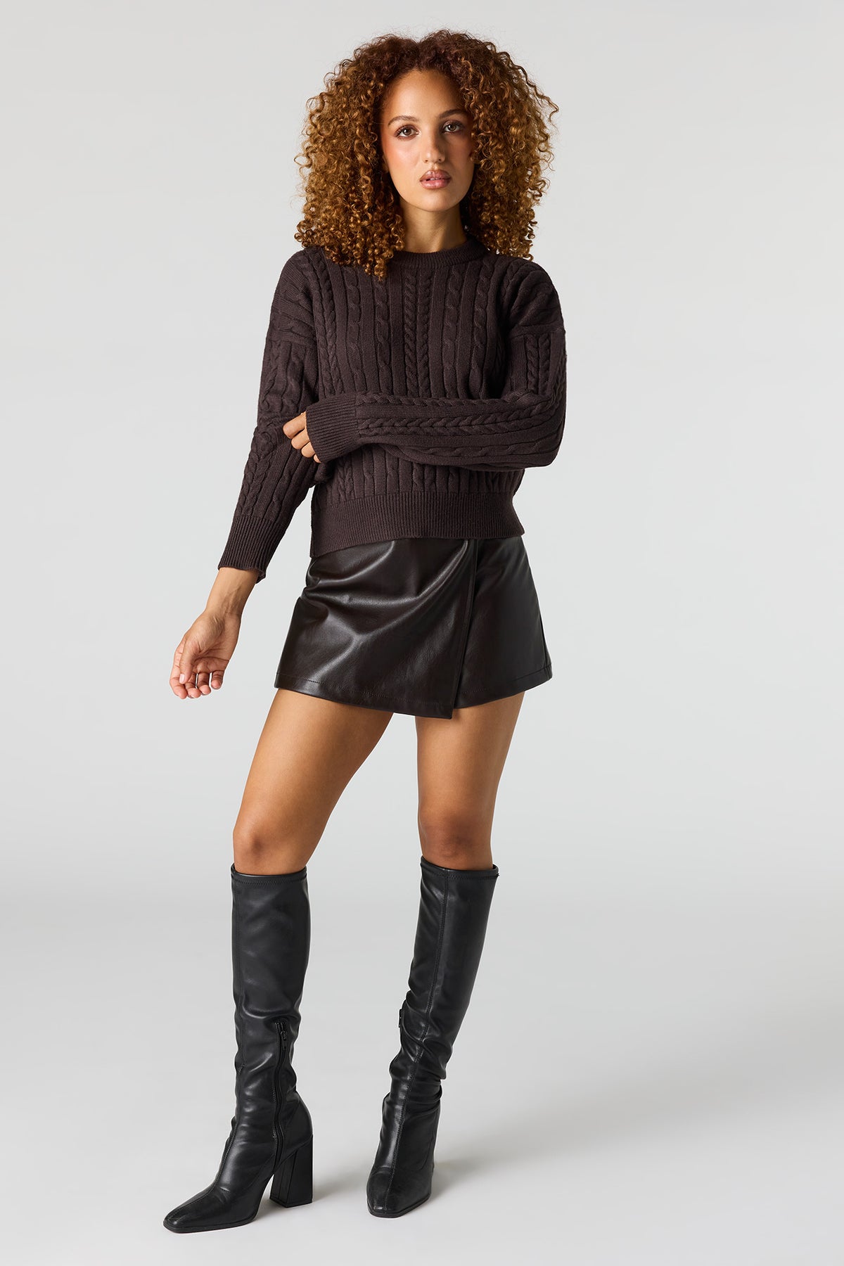 Vue alternative 3. Jupe-short croisée en similicuir