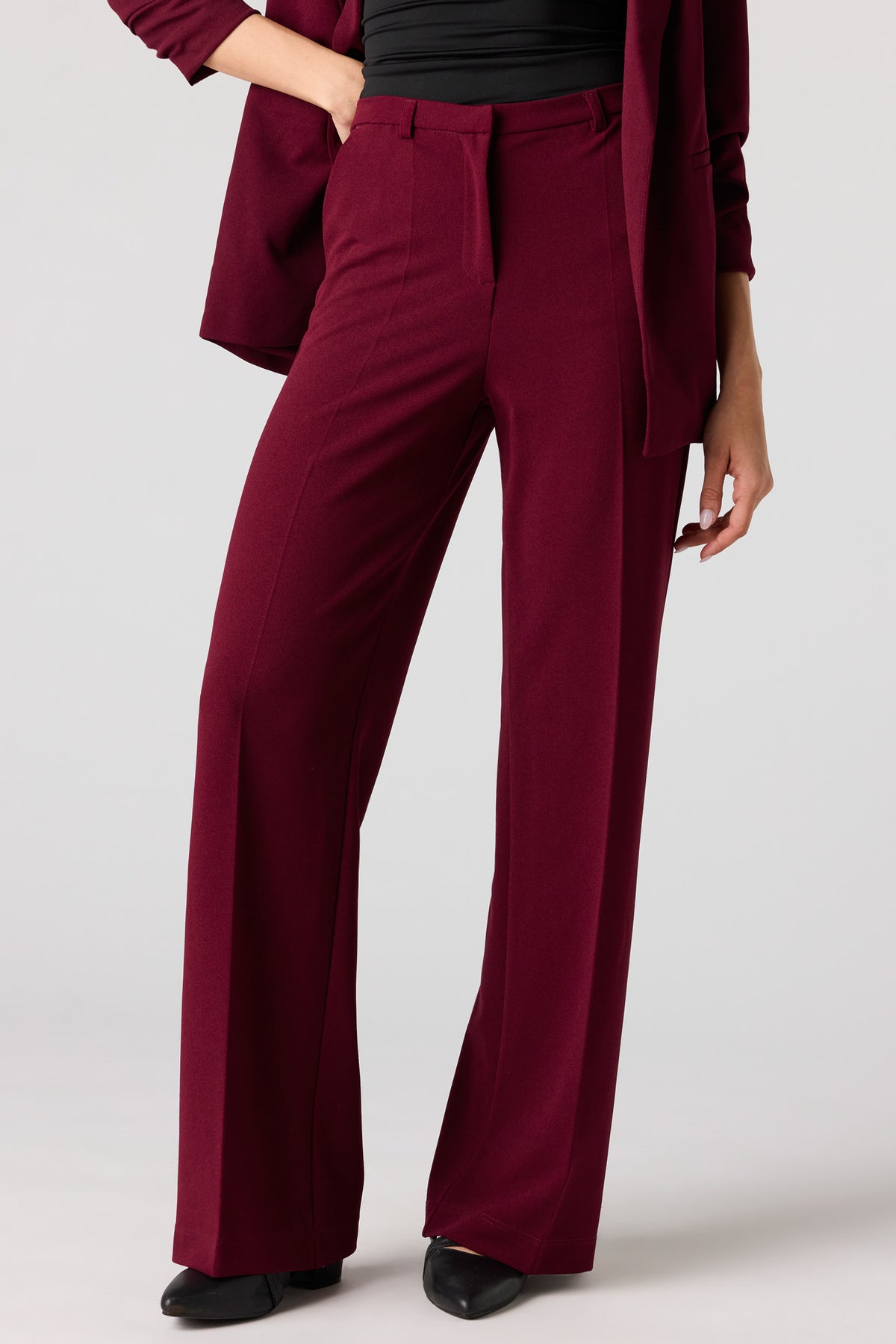 Vue alternative 2. Pantalon habillé à jambe droite et taille basse