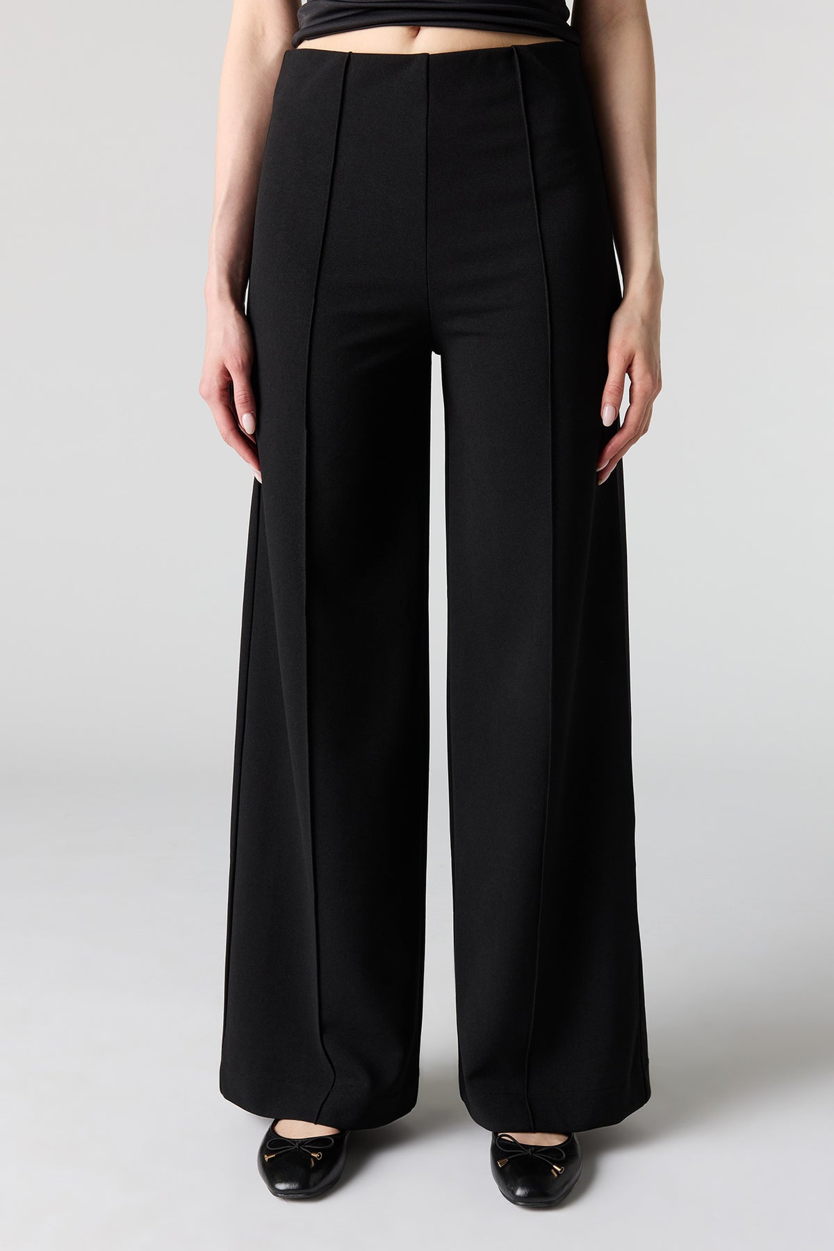 Vue alternative 2. Pantalon habillé à fines rayures