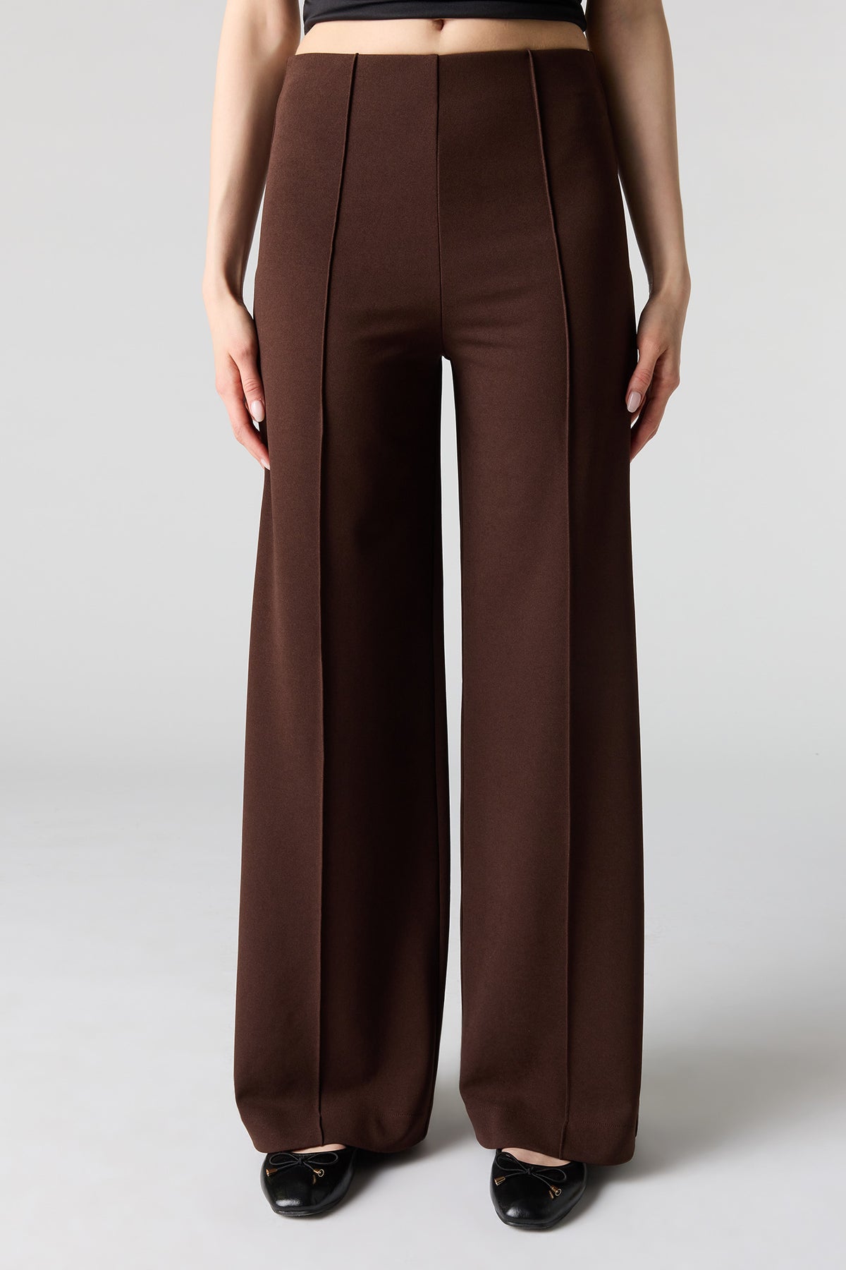 Vue alternative 2. Pantalon habillé à fines rayures