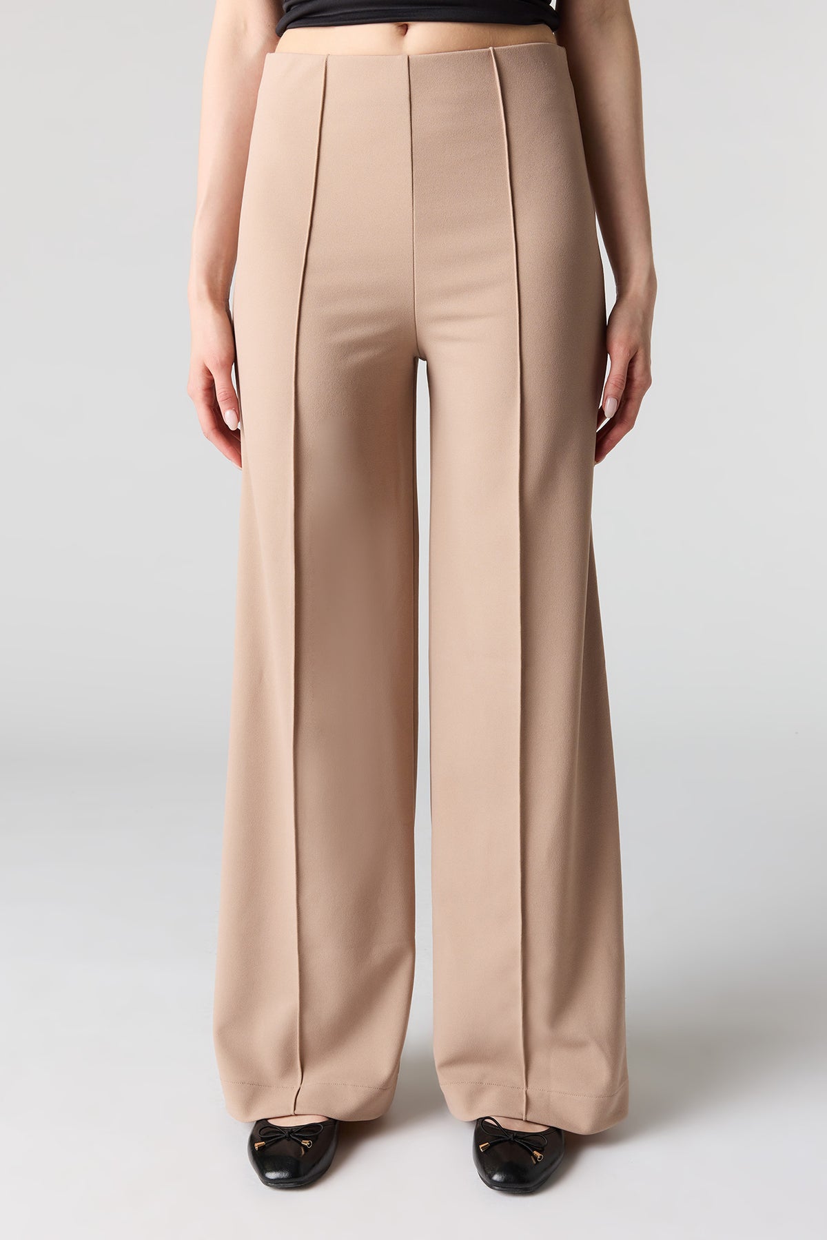 Vue alternative 2. Pantalon habillé à fines rayures
