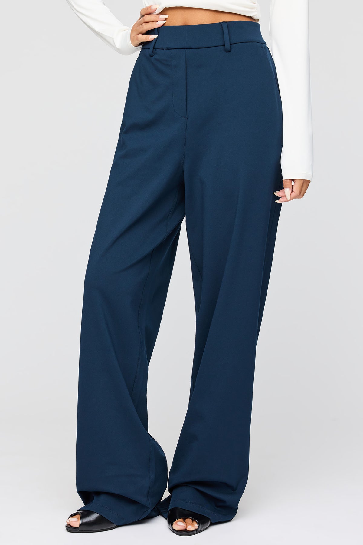 Vue alternative 2. Pantalon habillé à jambe droite