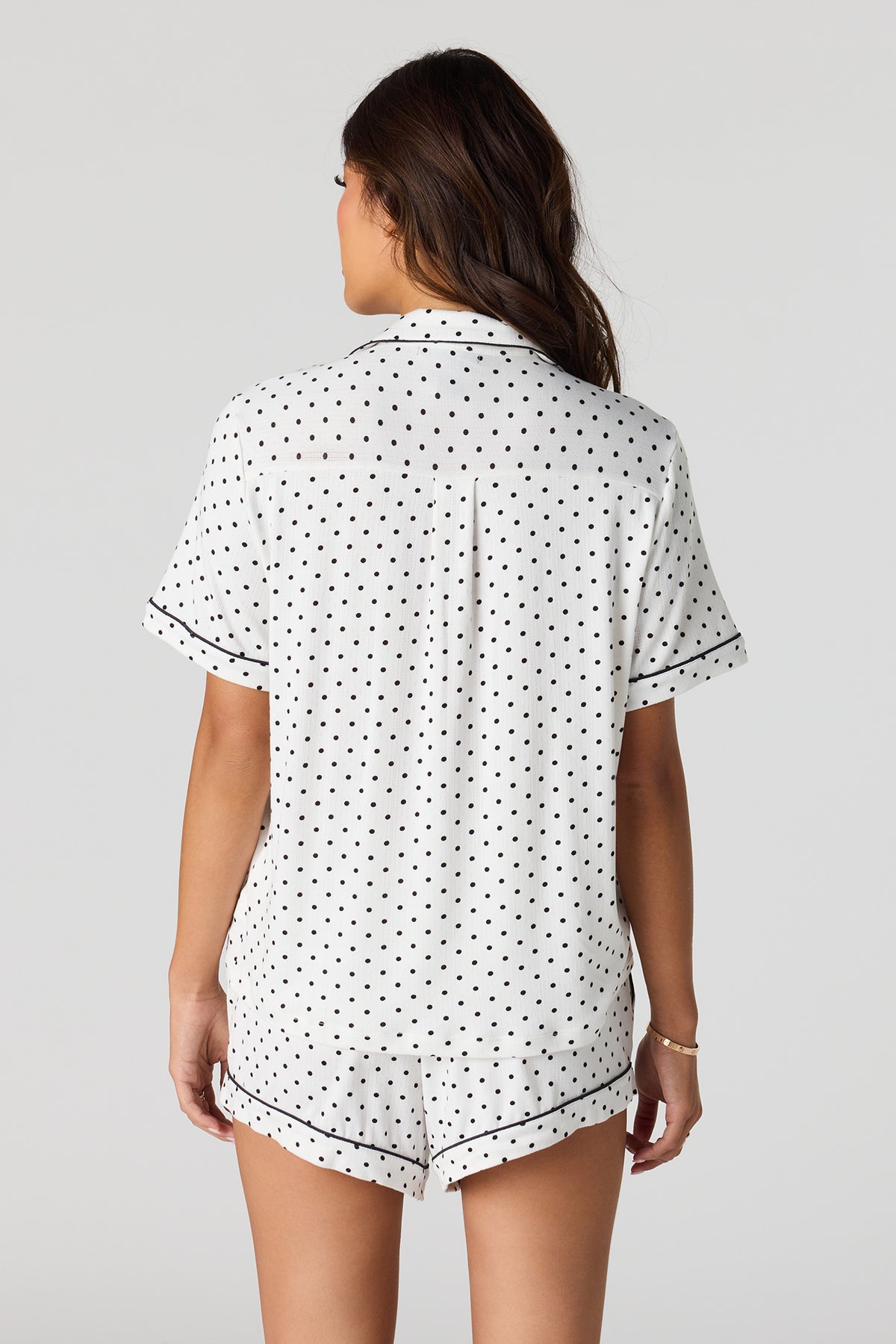 Vue alternative 2. Ensemble pyjama avec haut boutonné imprimé avec col et short