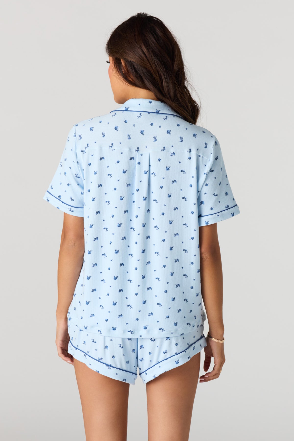 Vue alternative 2. Ensemble pyjama avec haut boutonné imprimé avec col et short
