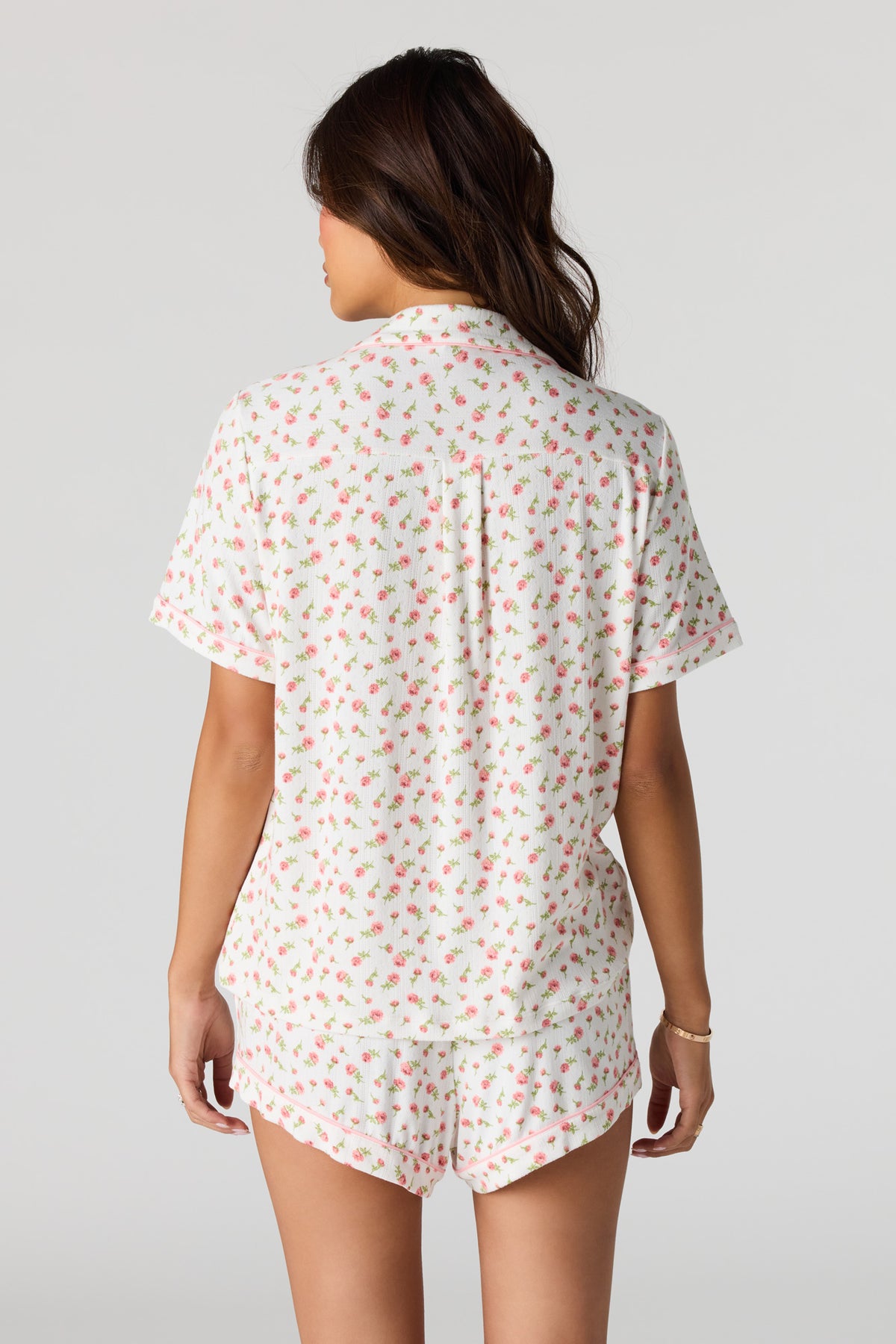 Vue alternative 2. Ensemble pyjama avec haut boutonné imprimé avec col et short