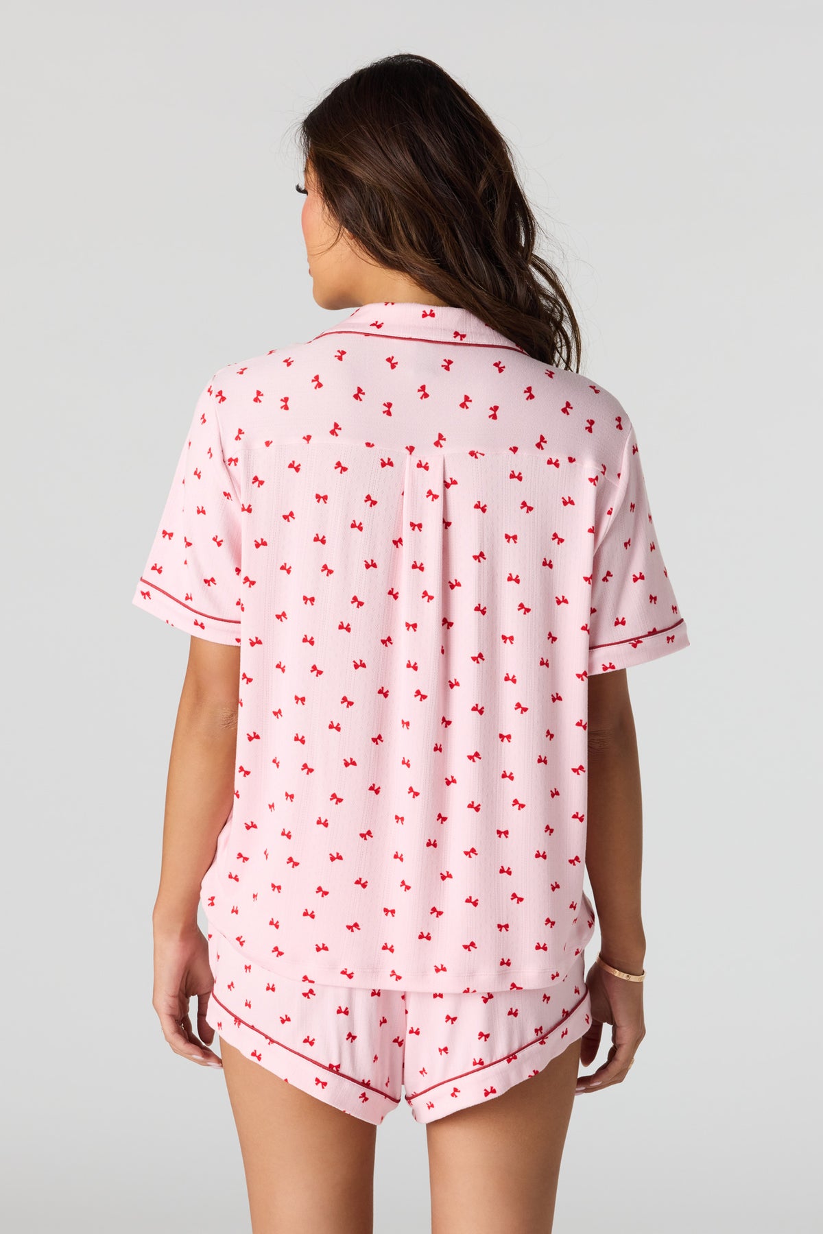 Vue alternative 2. Ensemble pyjama avec haut boutonné imprimé avec col et short