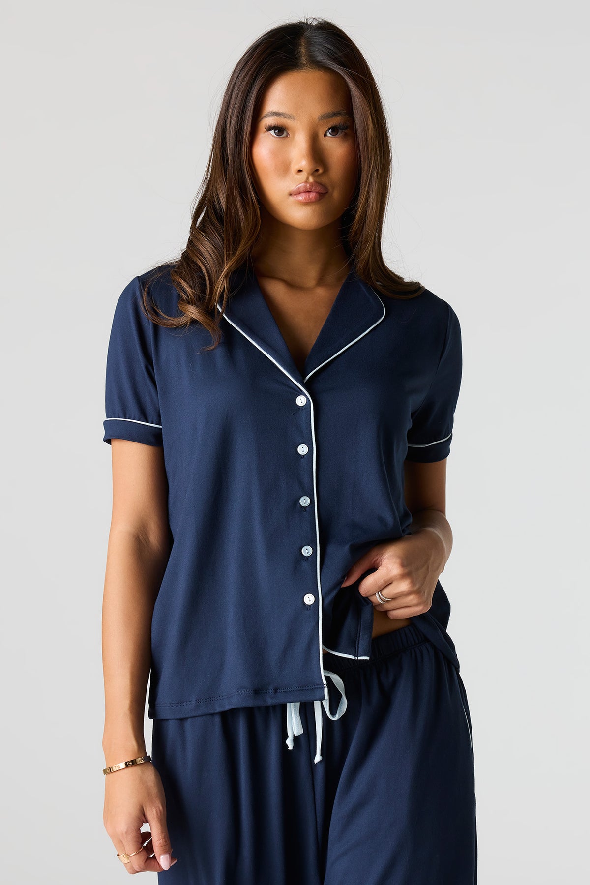 Vue alternative 2. Ensemble pyjama avec haut boutonné doux et pantalon