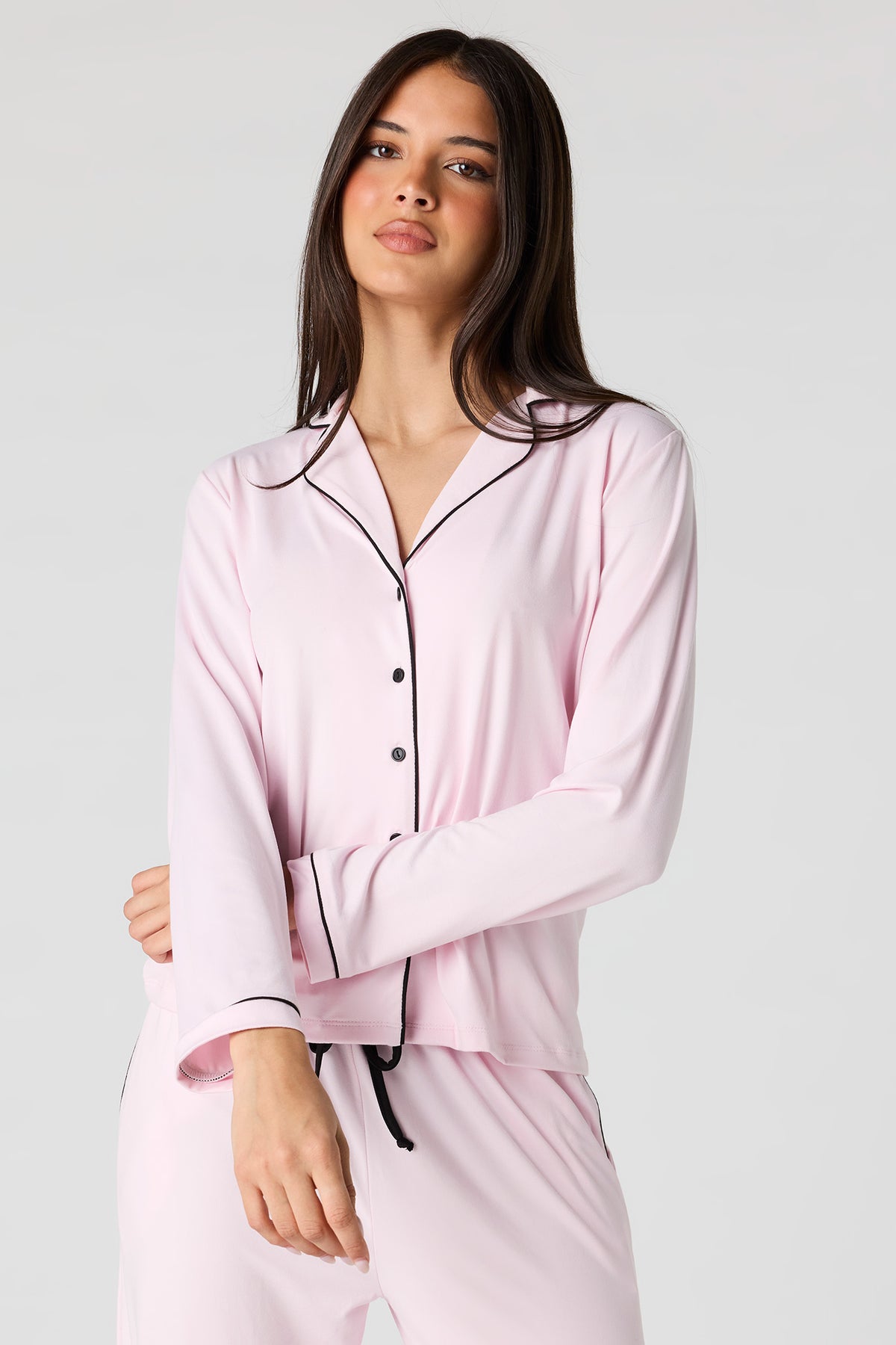 Vue alternative 2. Ensemble pyjama avec haut boutonné et pantalon