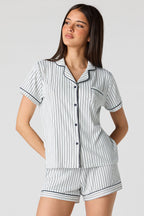 Ensemble pyjama avec haut boutonné imprimé et short