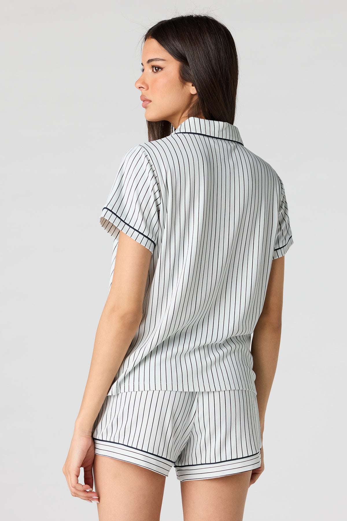 Vue alternative 2. Ensemble pyjama avec haut boutonné imprimé et short