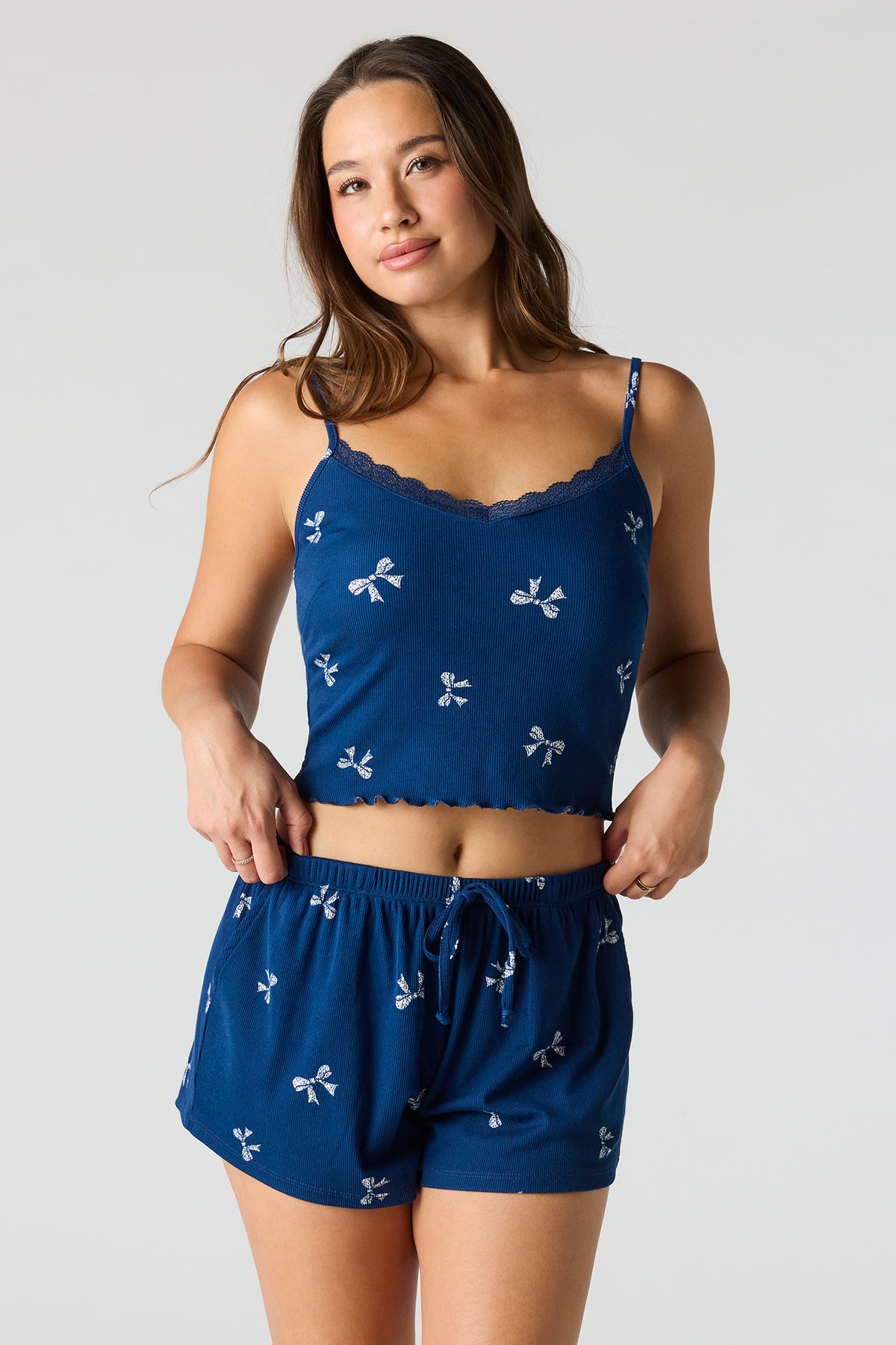 Vue alternative 2. Ensemble avec haut côtelé imprimé, short et pantalon