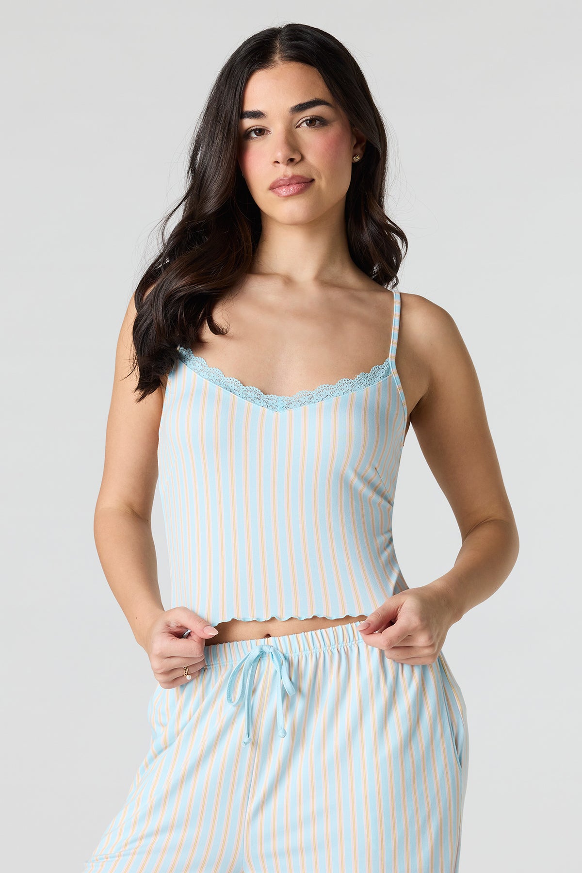 Vue alternative 2. Ensemble pyjama avec débardeur en dentelle et short
