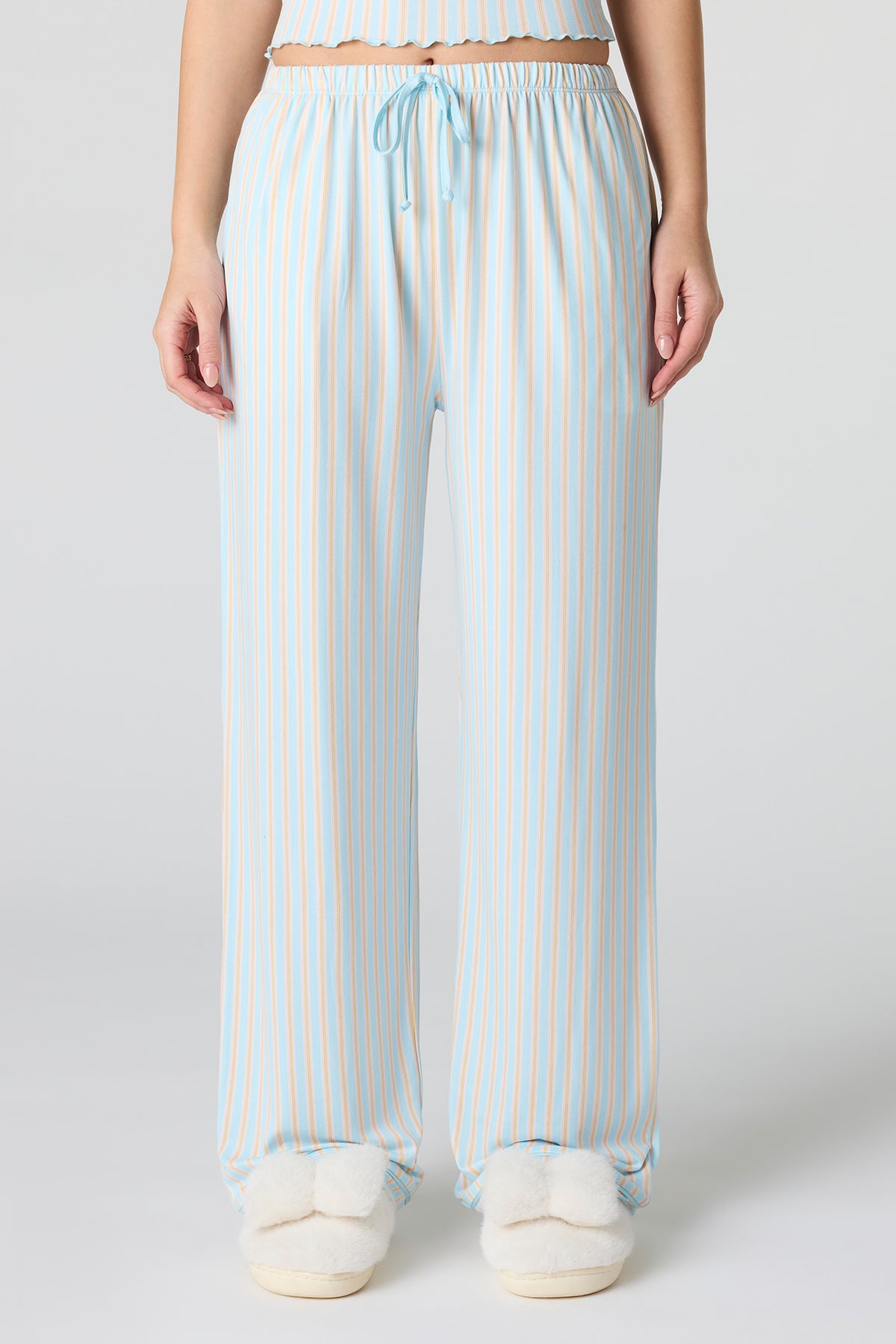Vue alternative 3. Ensemble pyjama avec débardeur en dentelle et short
