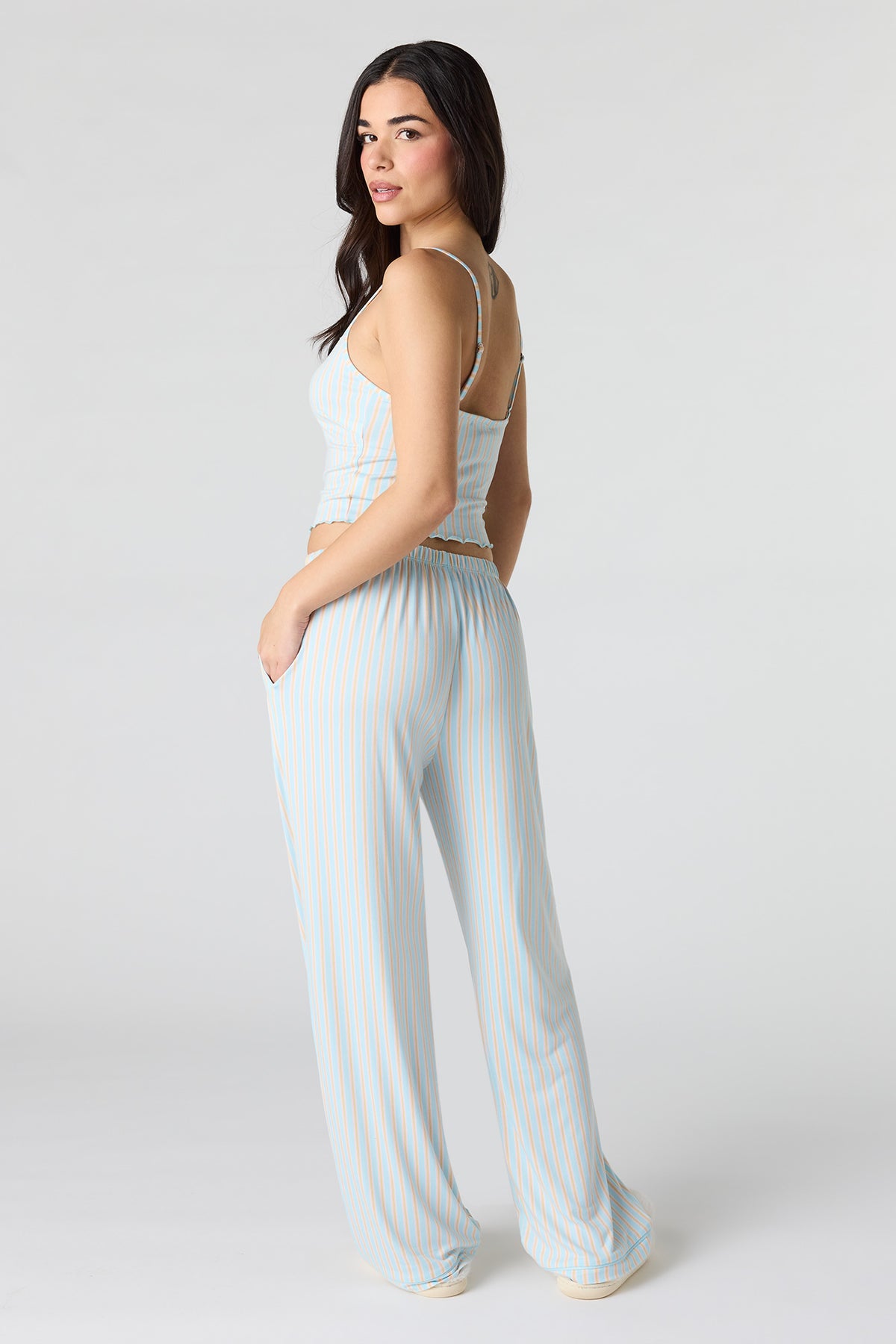 Vue alternative 4. Ensemble pyjama avec débardeur en dentelle et short