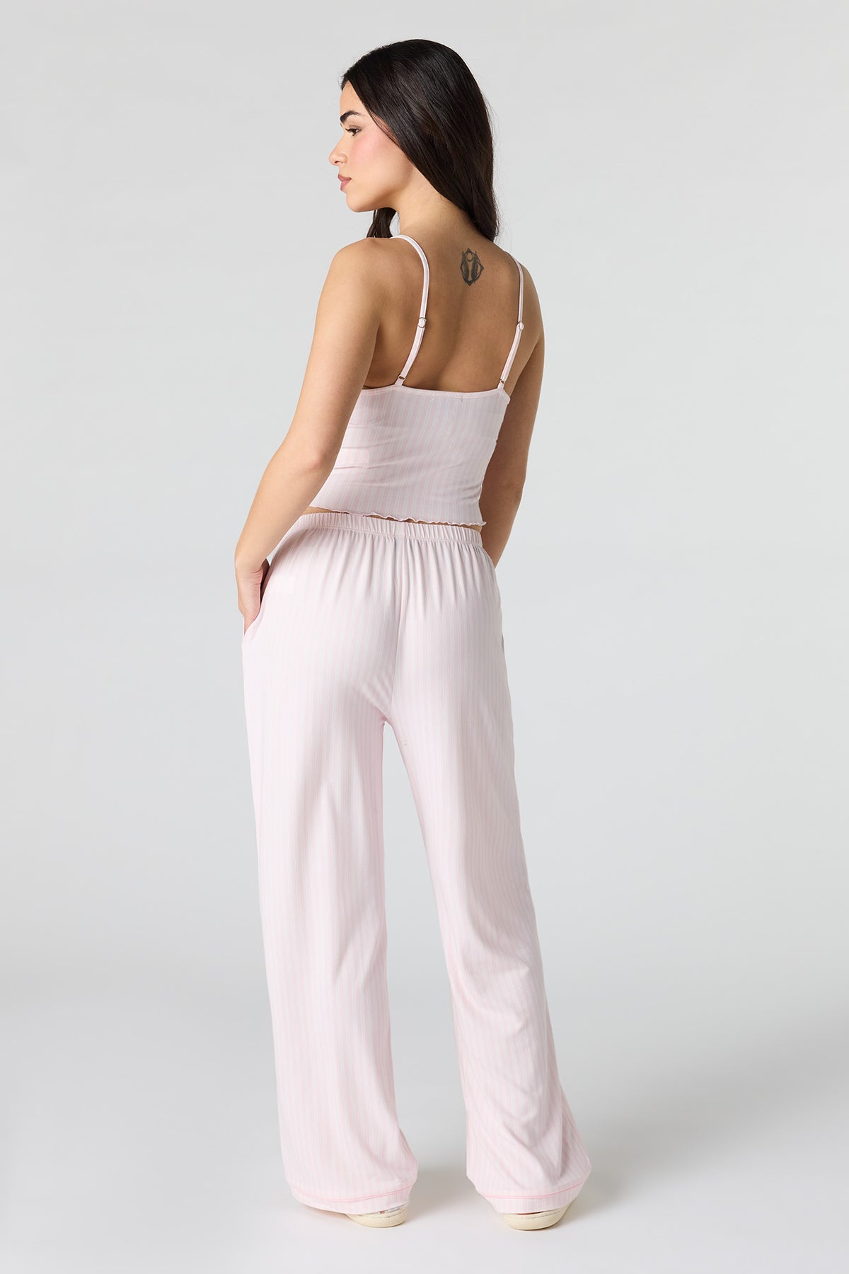 Vue alternative 4. Ensemble pyjama avec débardeur en dentelle et short