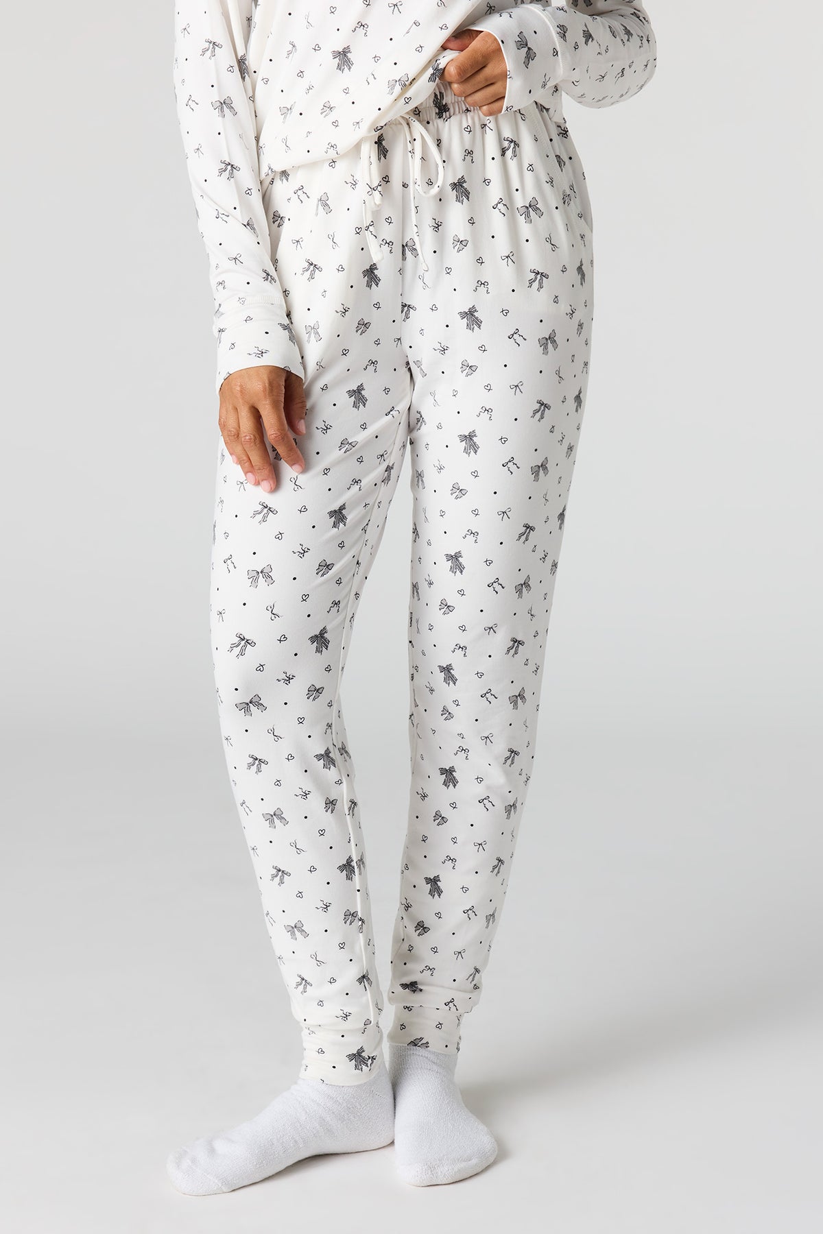 Alt View 3. Printed Long Sleeve Top & Pant Pajama Set - White