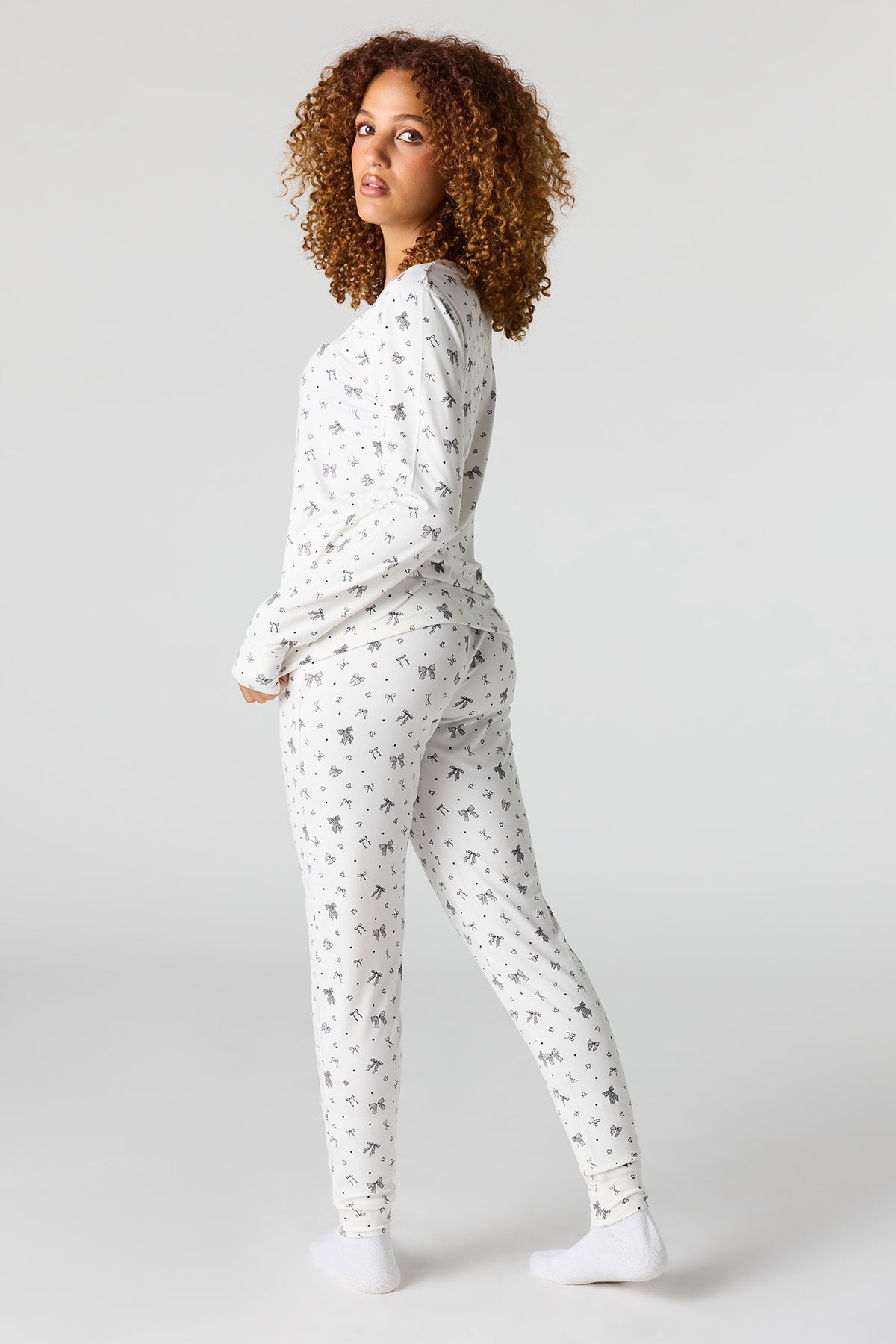 Alt View 4. Printed Long Sleeve Top & Pant Pajama Set - White