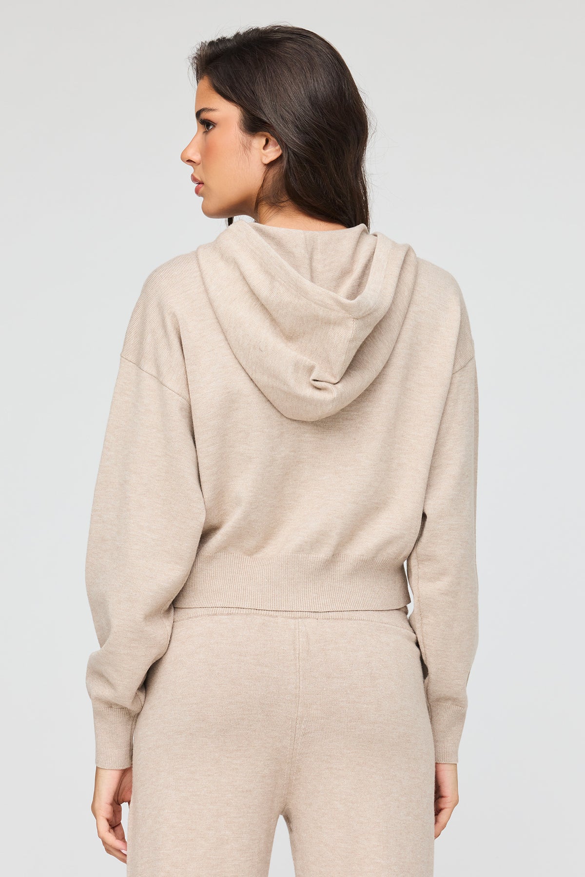 Vue alternative 2. Haut à capuchon en tricot avec fermeture à glissière