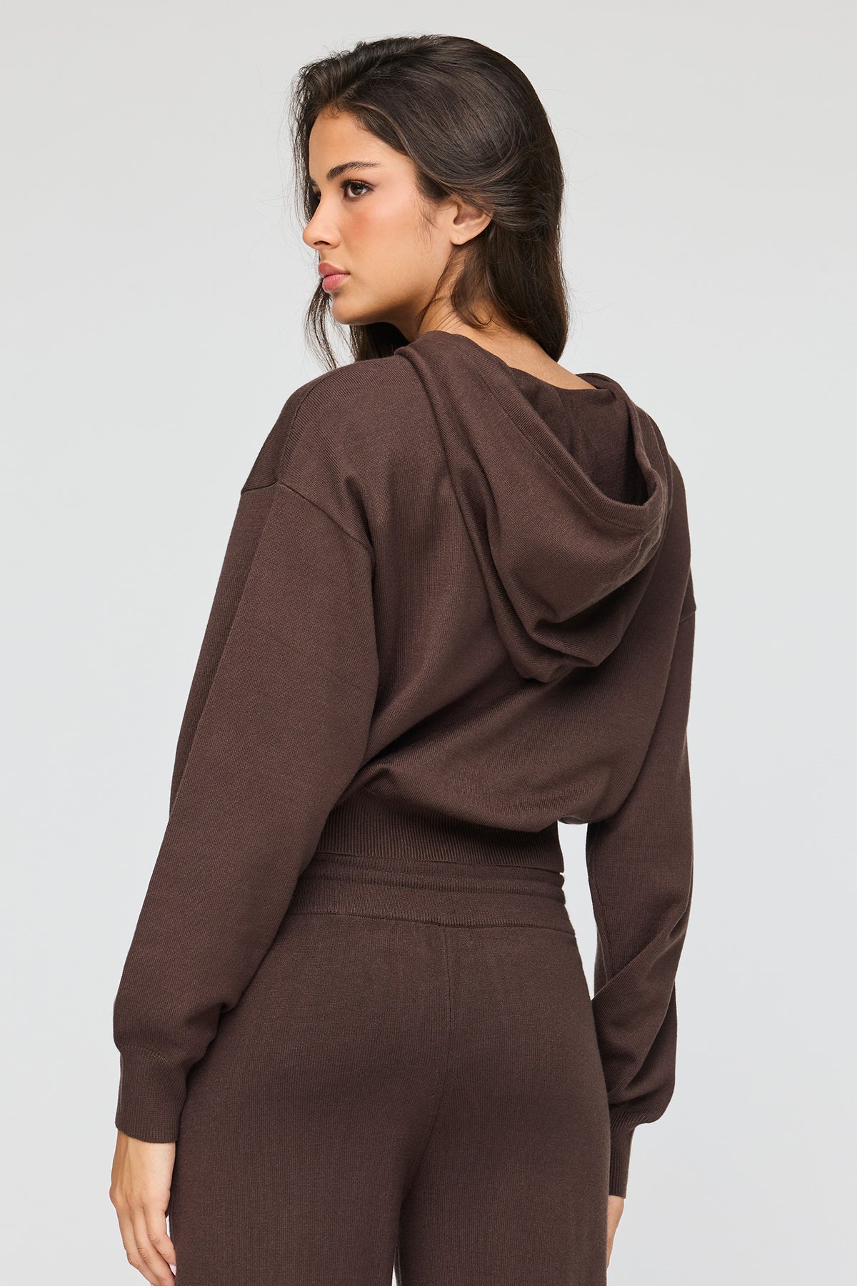 Vue alternative 2. Haut à capuchon en tricot avec fermeture à glissière