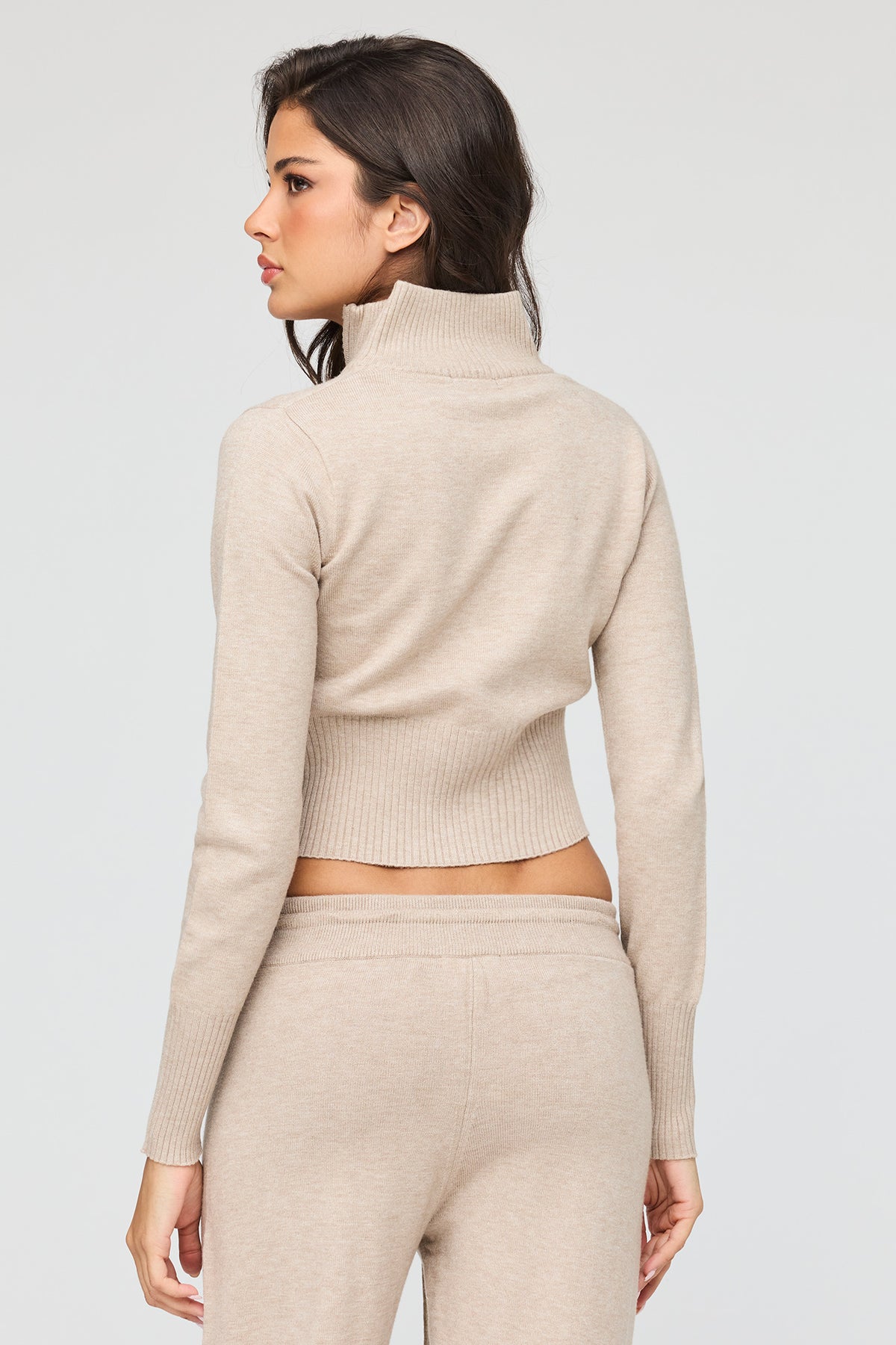 Vue alternative 2. Chandail en tricot avec col cheminée et fermeture à glissière