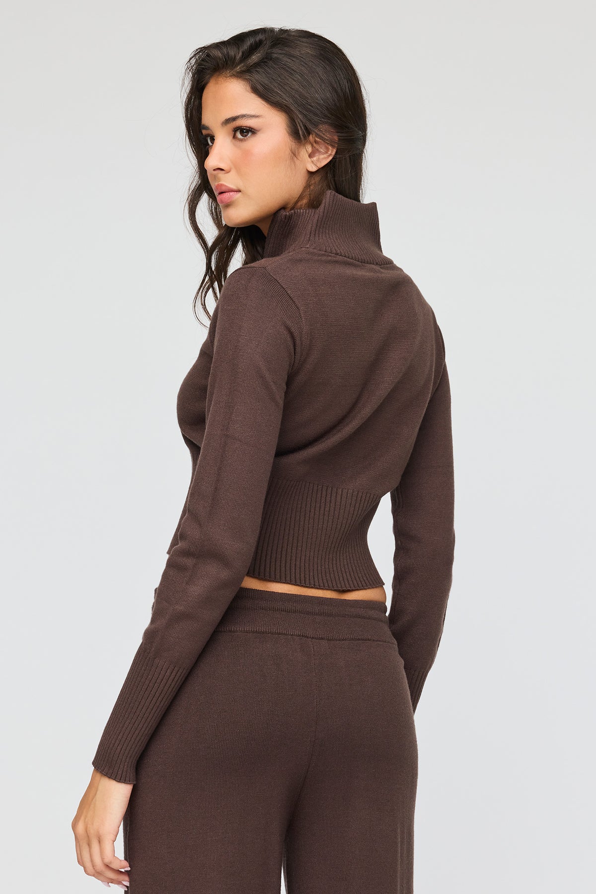 Vue alternative 2. Chandail en tricot avec col cheminée et fermeture à glissière