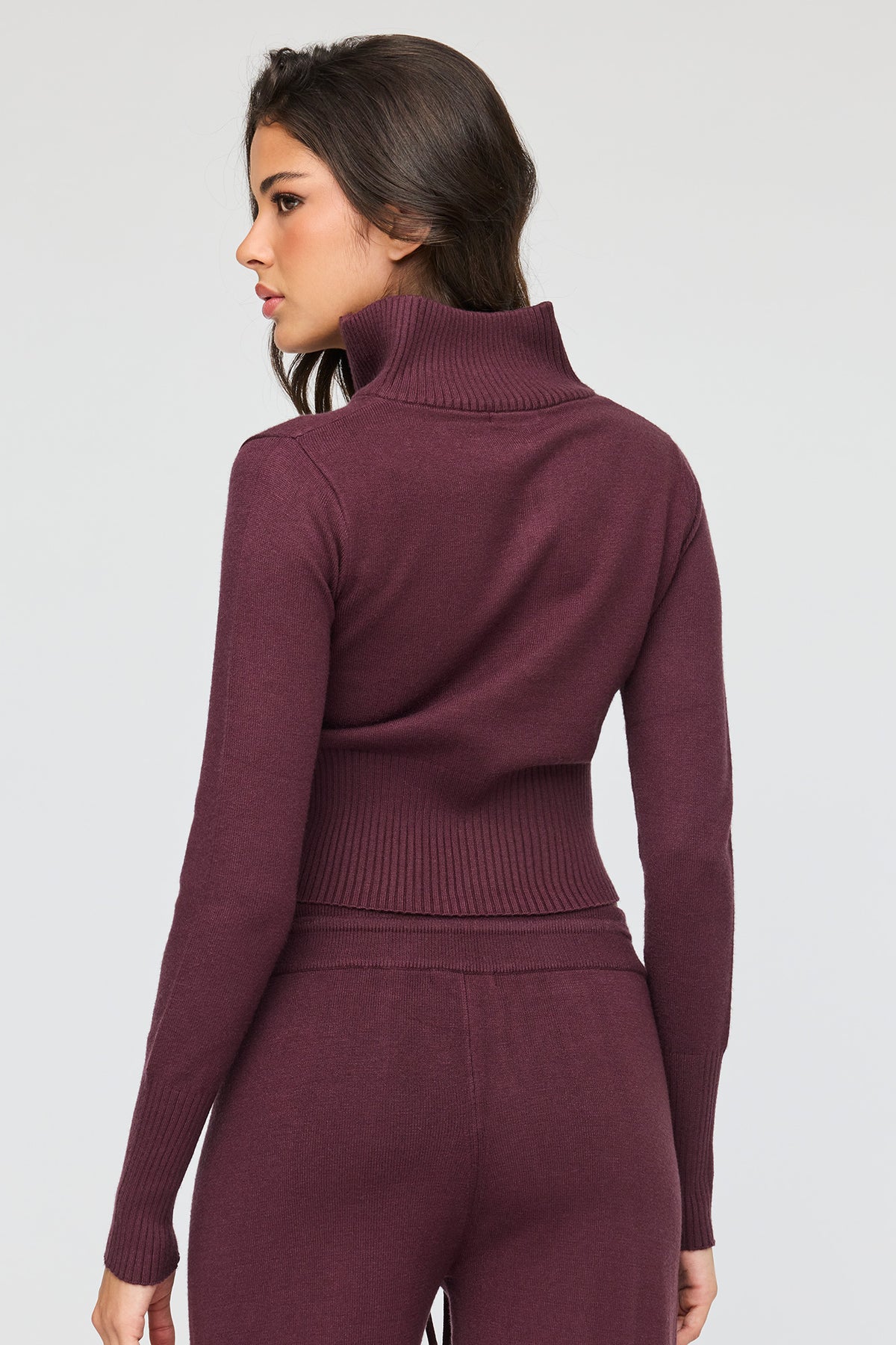 Vue alternative 2. Chandail en tricot avec col cheminée et fermeture à glissière