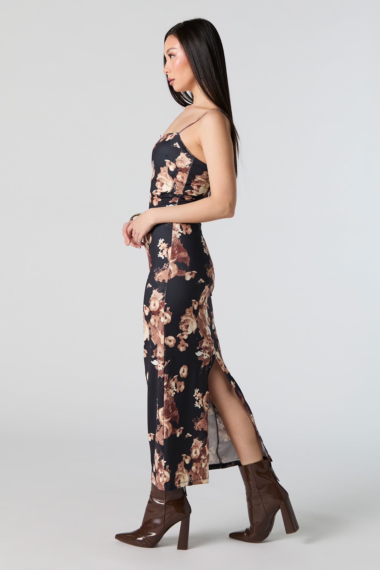 Robe midi profilée fleurie avec encolure carrée et fente arrière