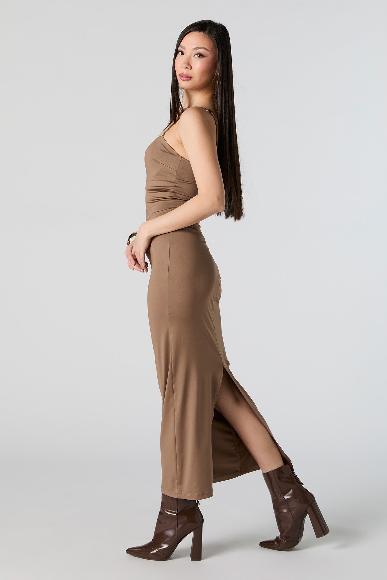 Robe midi profilée avec encolure carrée et fente arrière