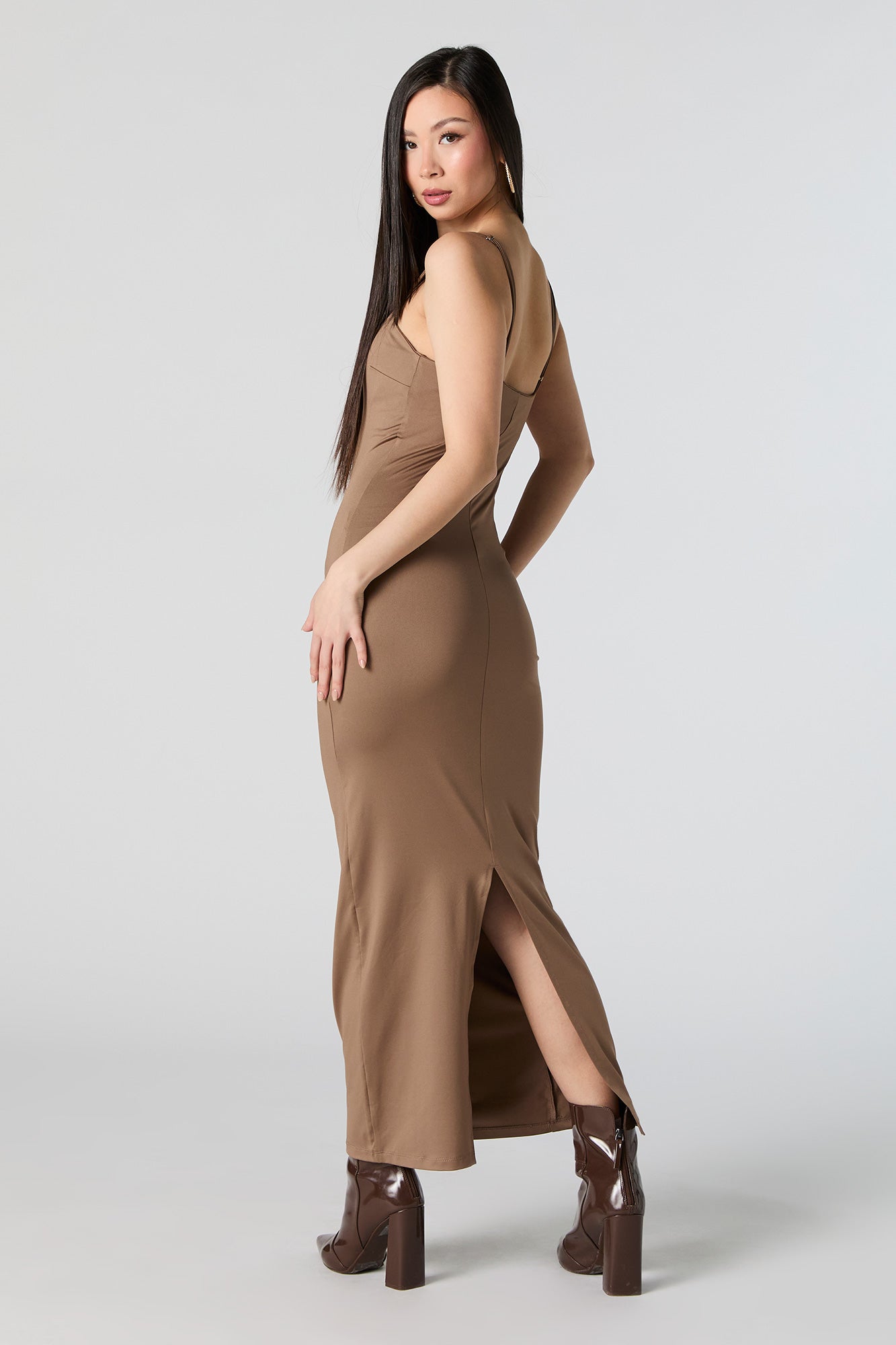 Robe midi profilée avec encolure carrée et fente arrière