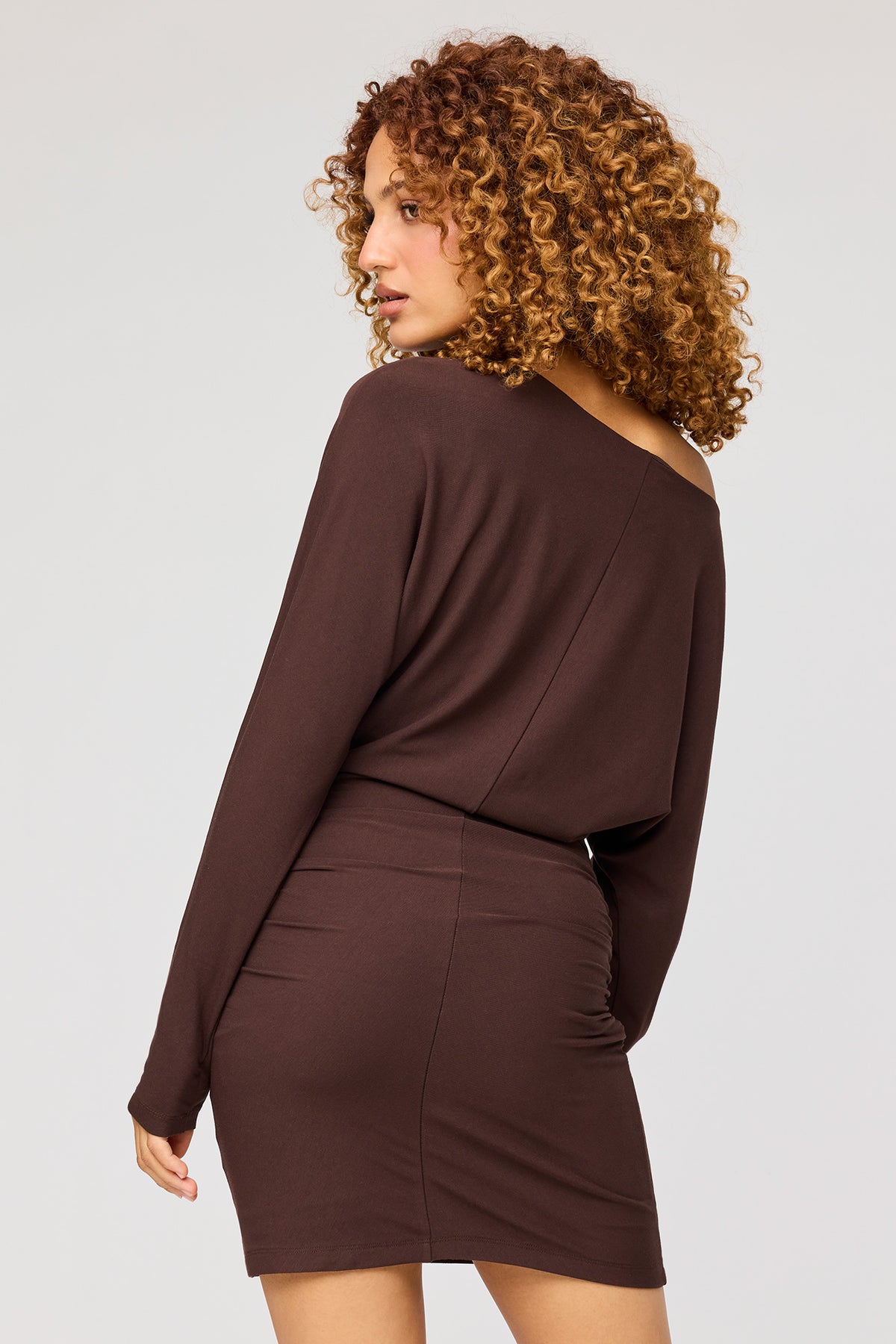 Vue alternative 2. Minirobe ruchée à col bateau avec manches longues