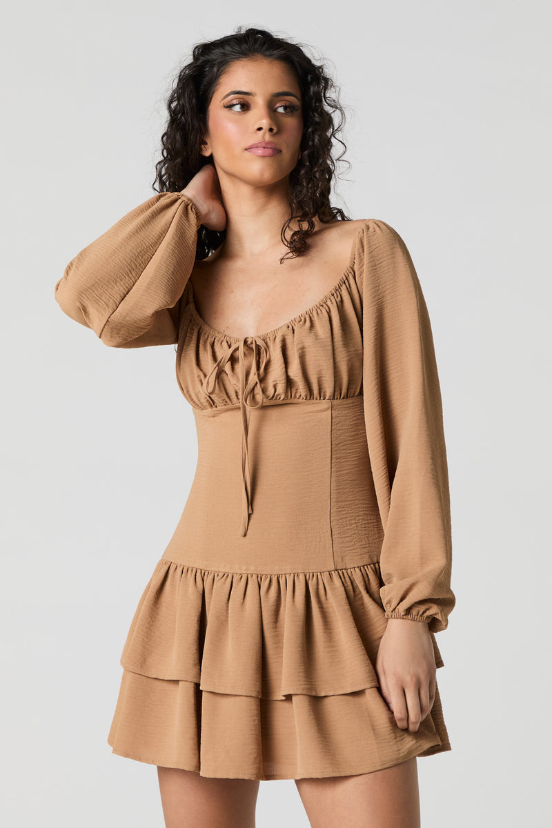 Minirobe ajustée et évasée fluide à manches longues