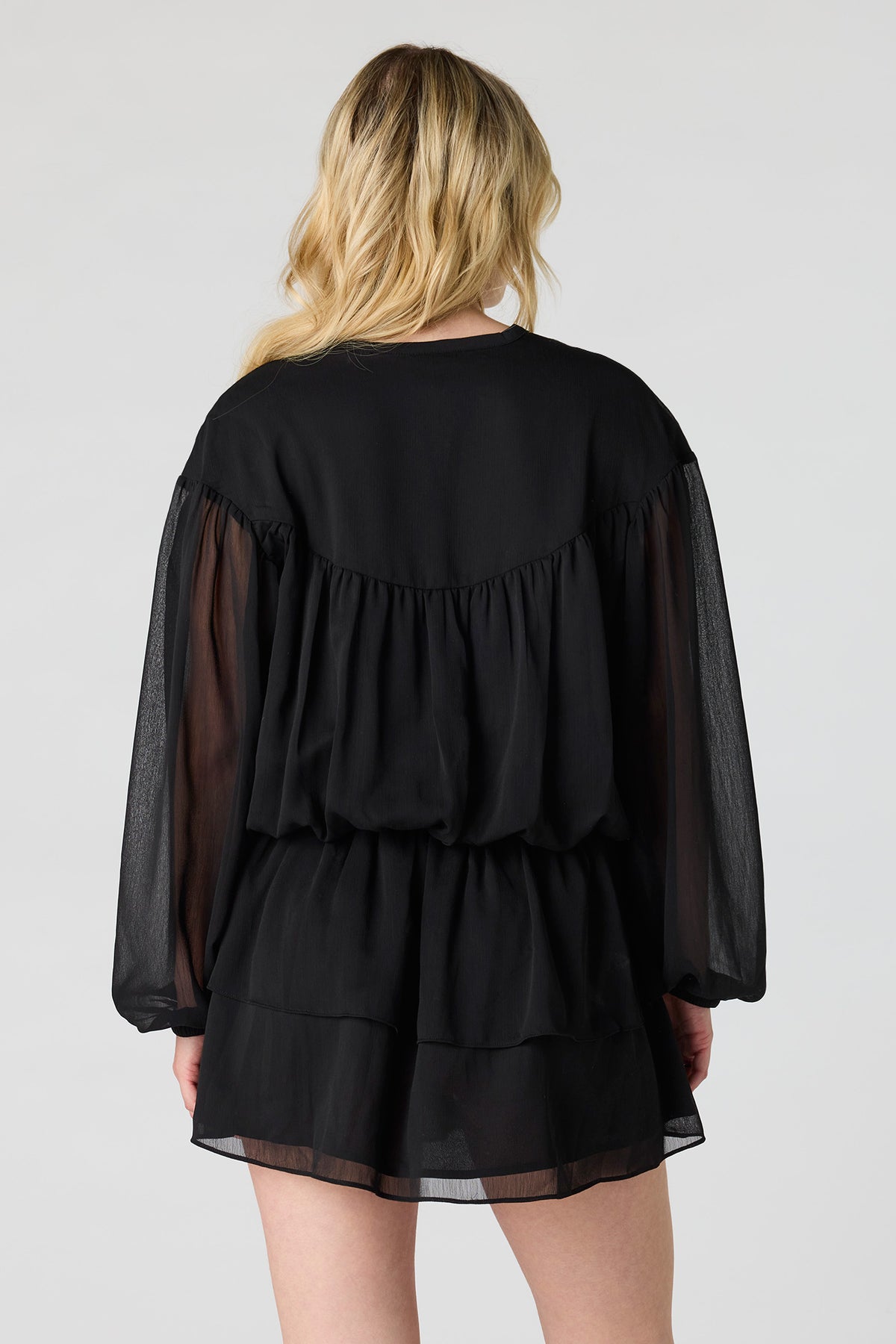 Vue alternative 2. Minirobe volantée en chiffon à manches longues