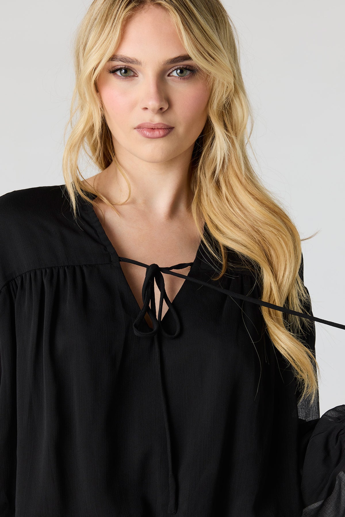 Vue alternative 4. Minirobe volantée en chiffon à manches longues