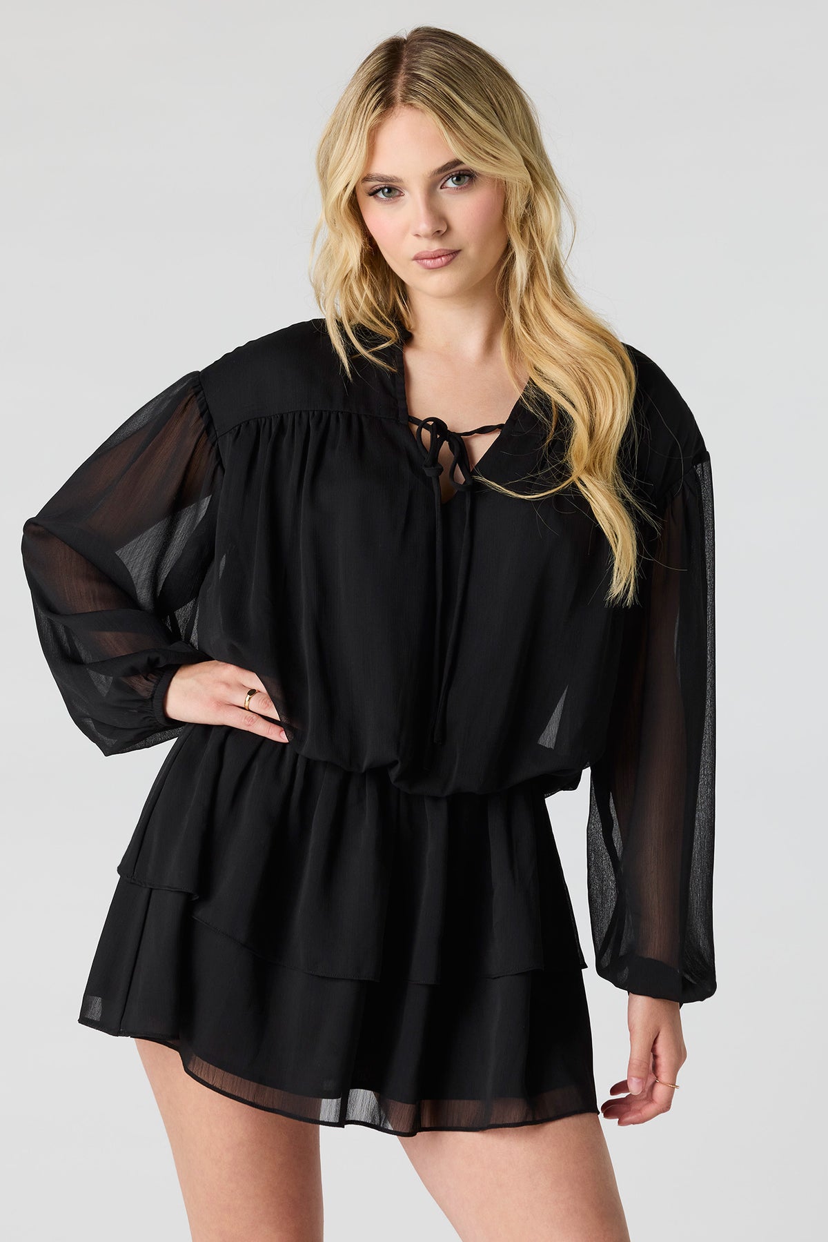 Minirobe volantée en chiffon à manches longues