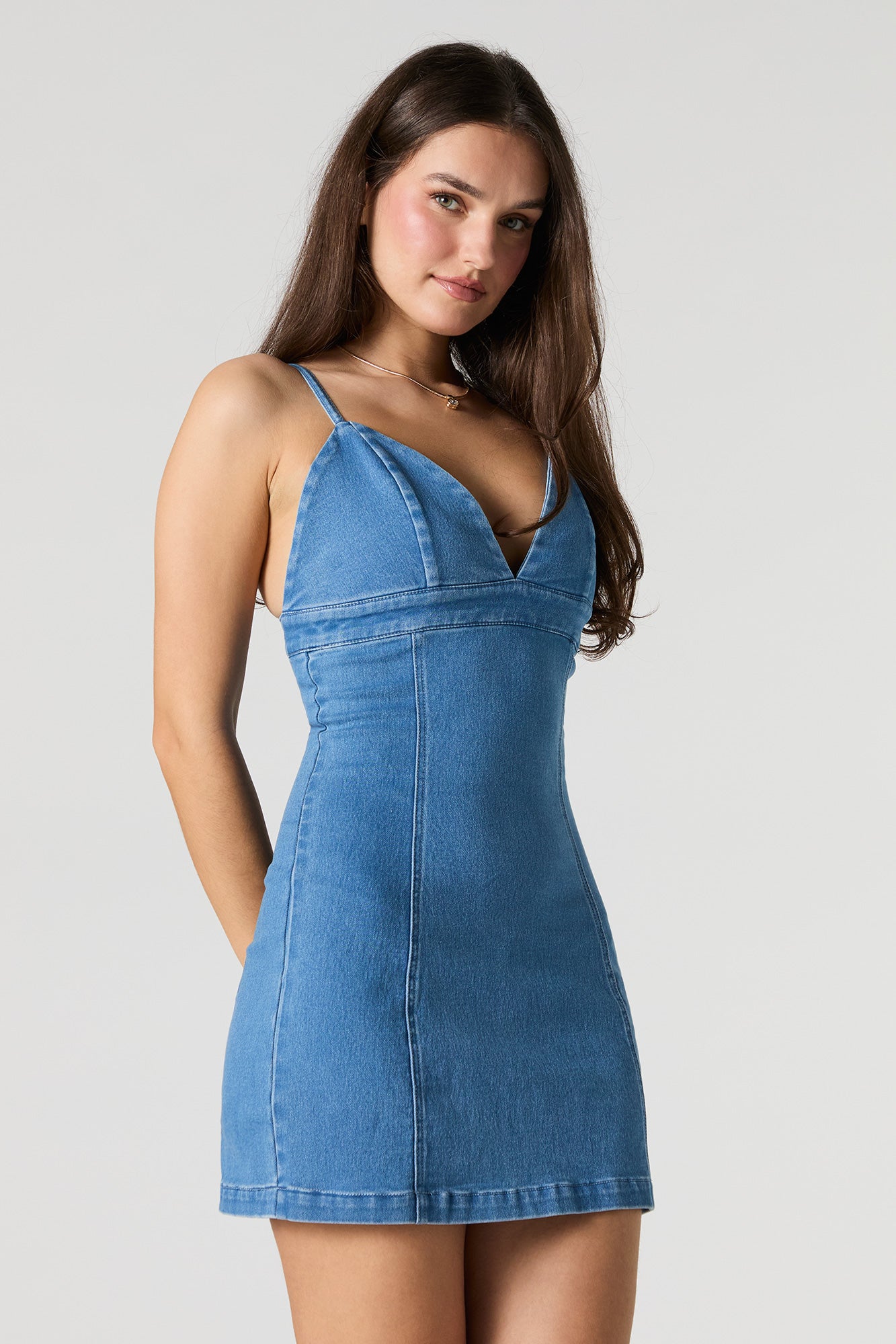 Minirobe moulante en denim avec décolleté coeur