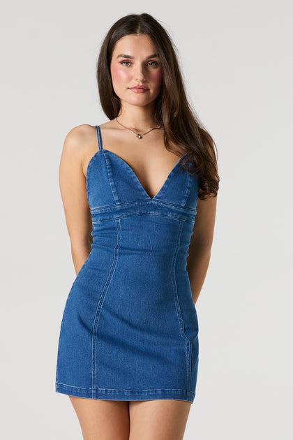 Minirobe moulante en denim avec décolleté en coeur