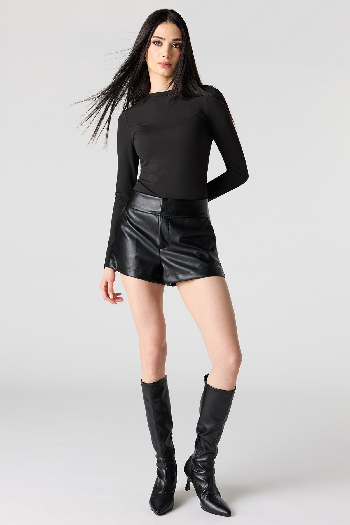 Vue alternative 3. Short en similicuir