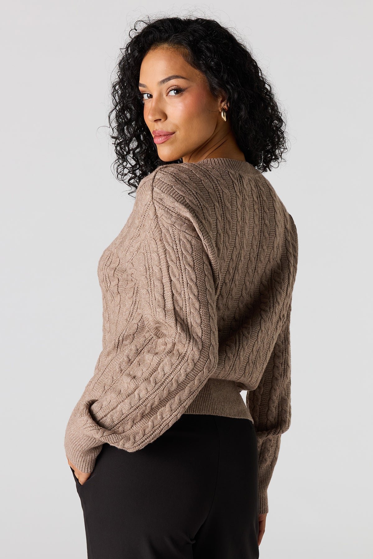 Vue alternative 2. Cardigan en tricot torsadé