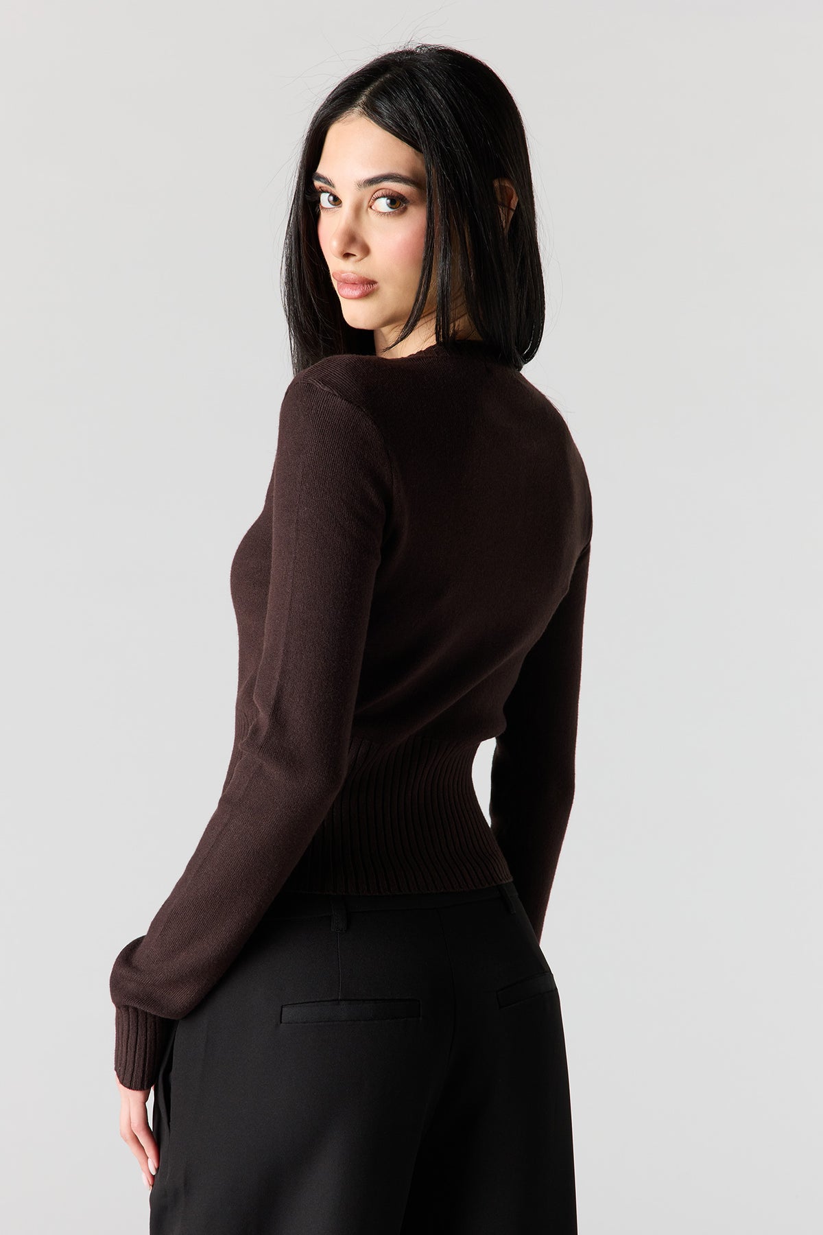 Vue alternative 2. Haut à capuchon en tricot avec fermeture à glissière