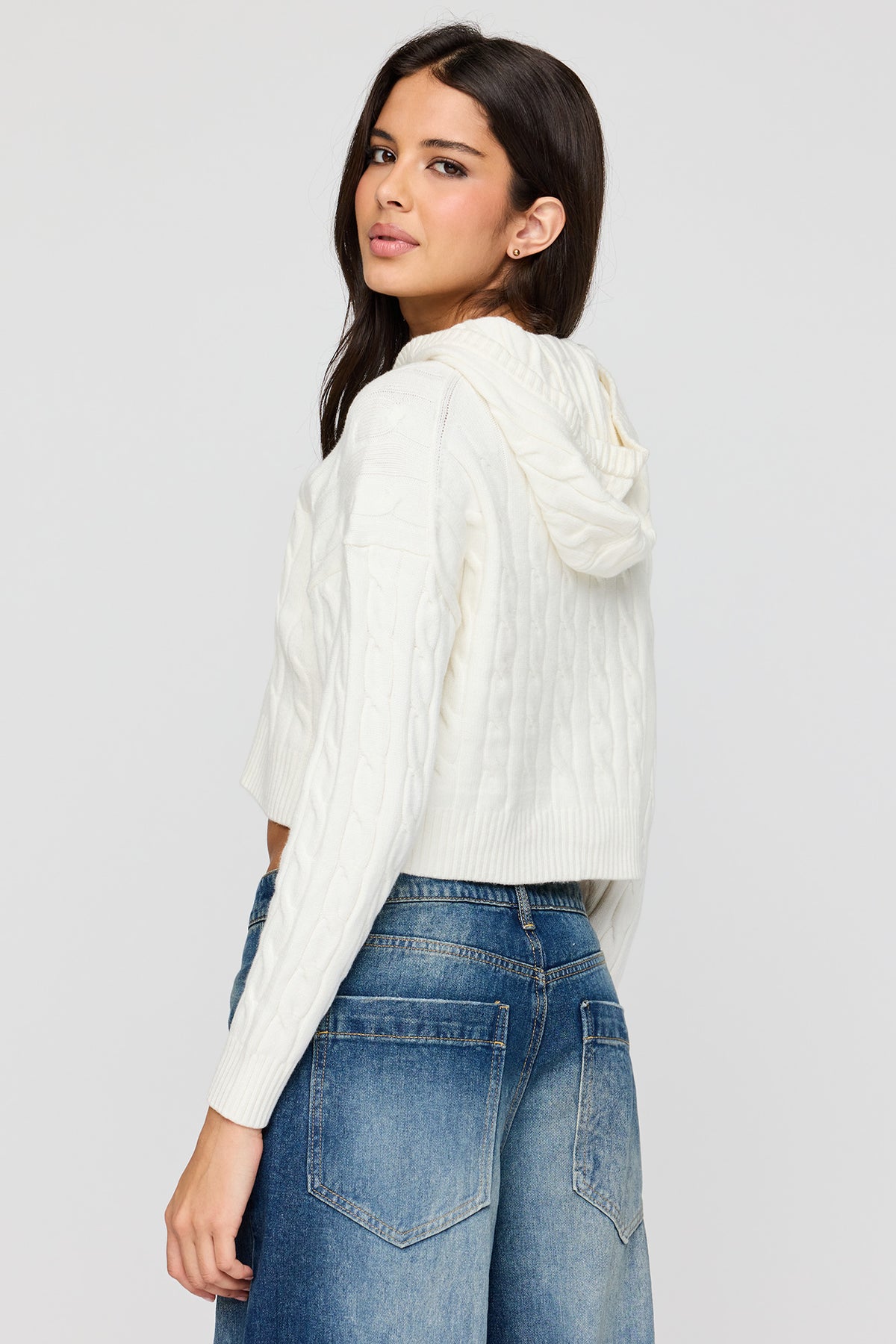 Vue alternative 2. Chandail à capuchon en tricot torsadé avec fermeture à glissière