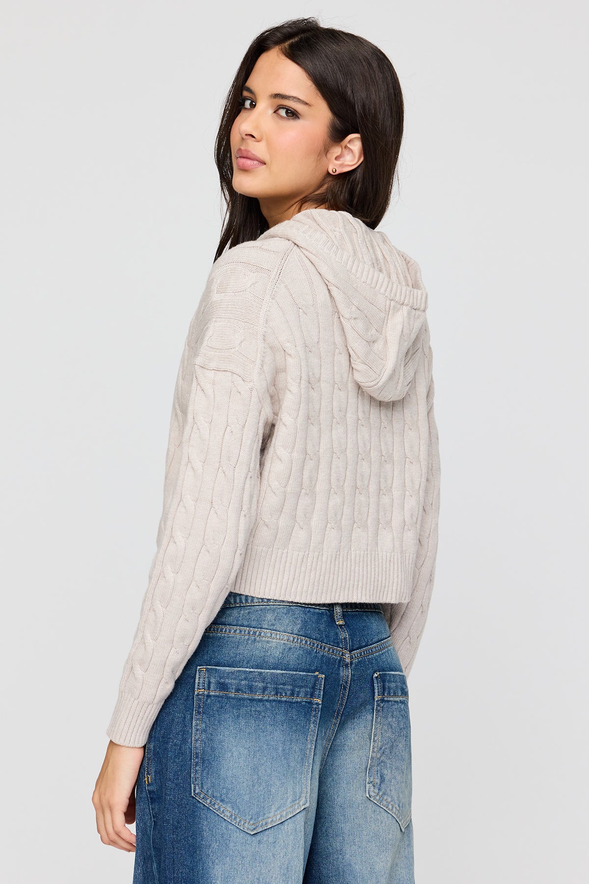 Vue alternative 2. Chandail à capuchon en tricot torsadé avec fermeture à glissière