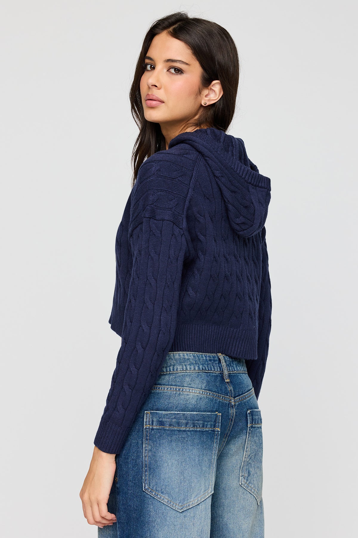 Vue alternative 2. Chandail à capuchon en tricot torsadé avec fermeture à glissière