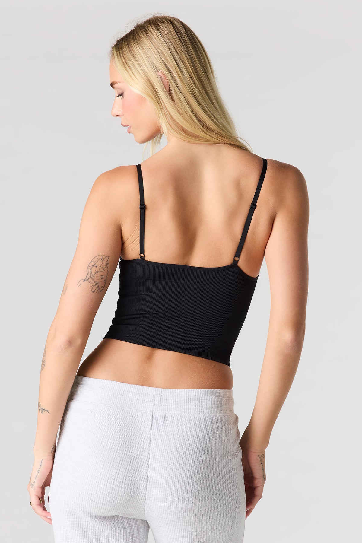Vue alternative 2. Débardeur côtelé sans couture à encolure en V