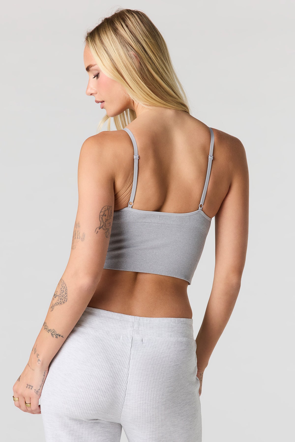 Vue alternative 2. Débardeur côtelé sans couture à encolure en V