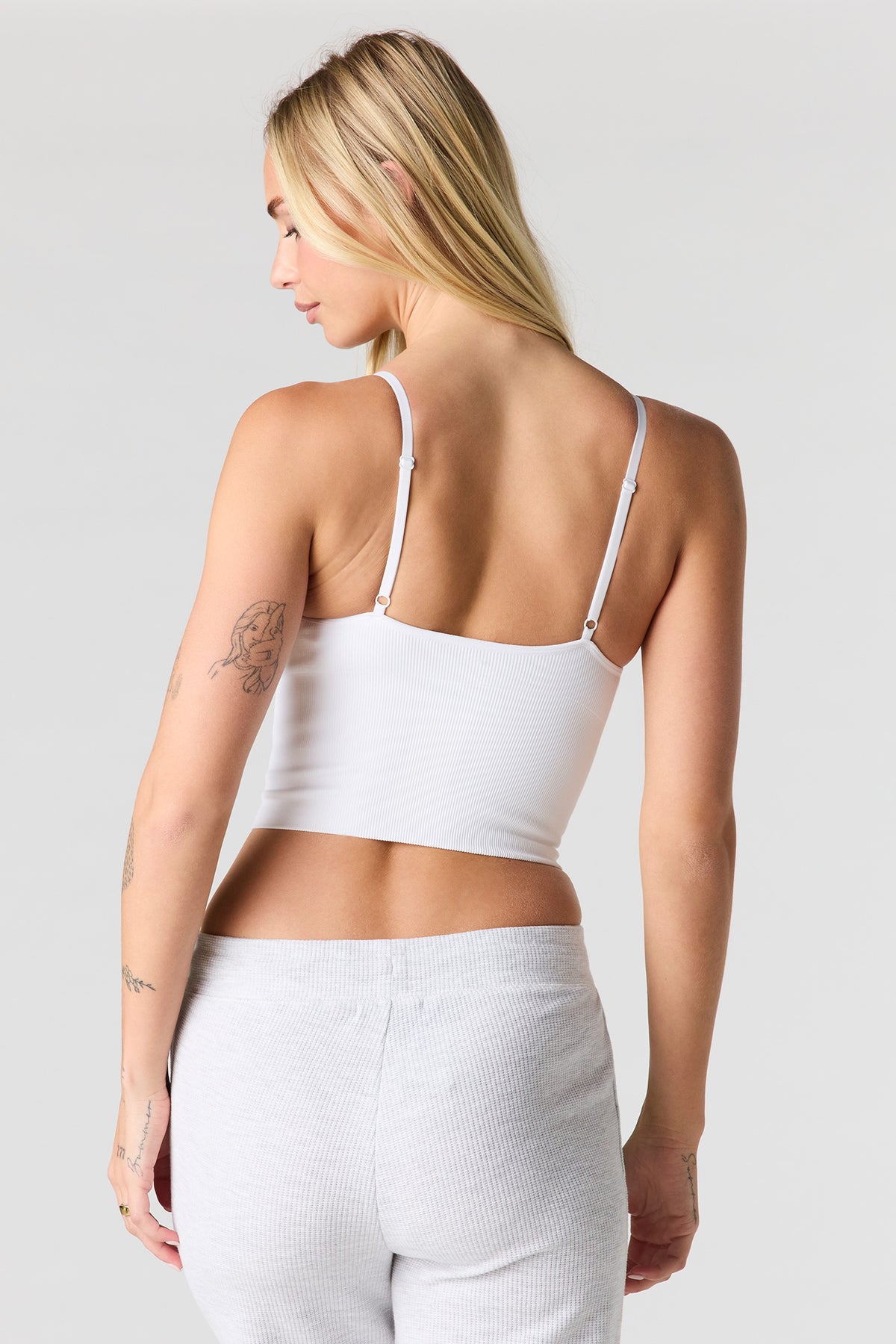 Vue alternative 2. Débardeur côtelé sans couture à encolure en V