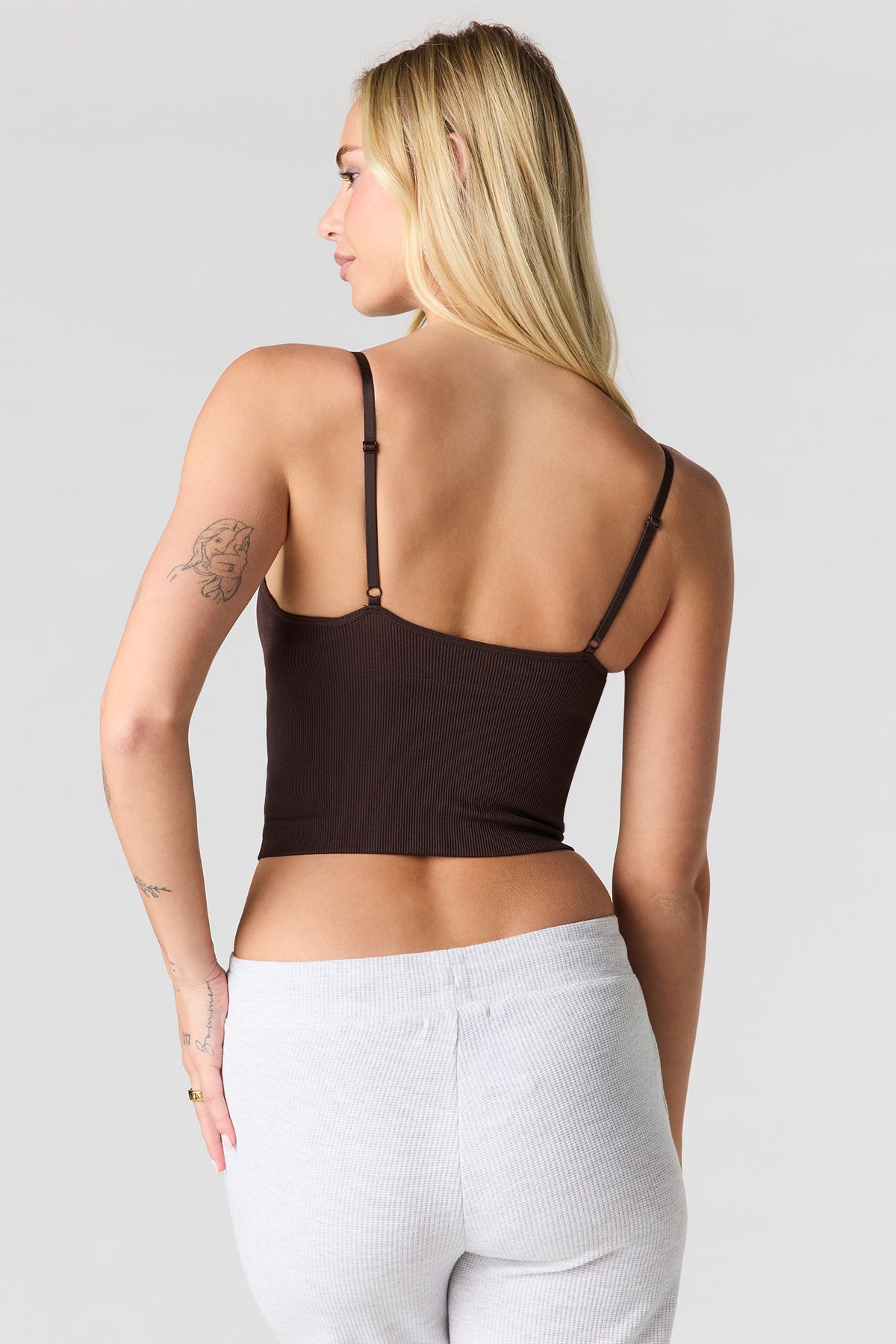 Vue alternative 2. Débardeur côtelé sans couture à encolure en V