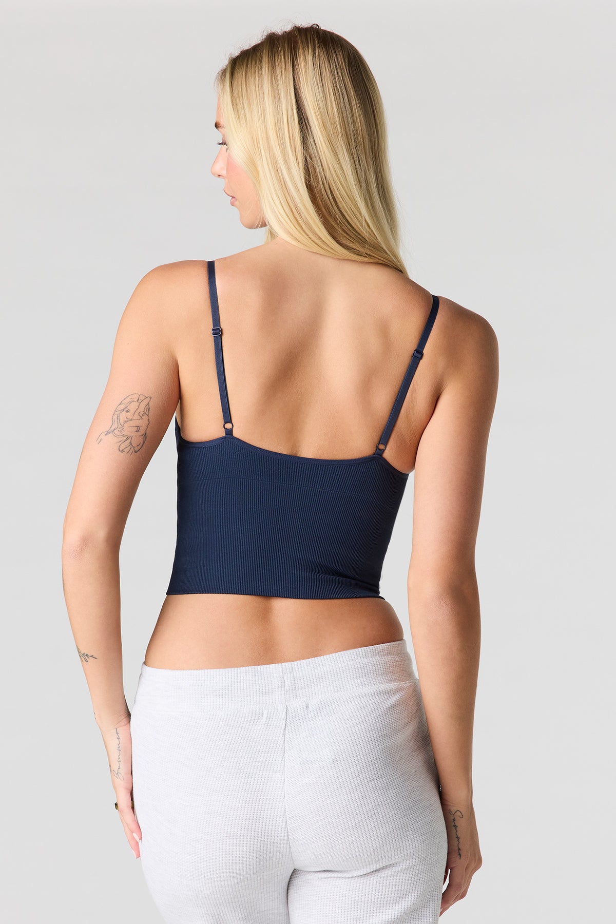 Vue alternative 2. Débardeur côtelé sans couture à encolure en V