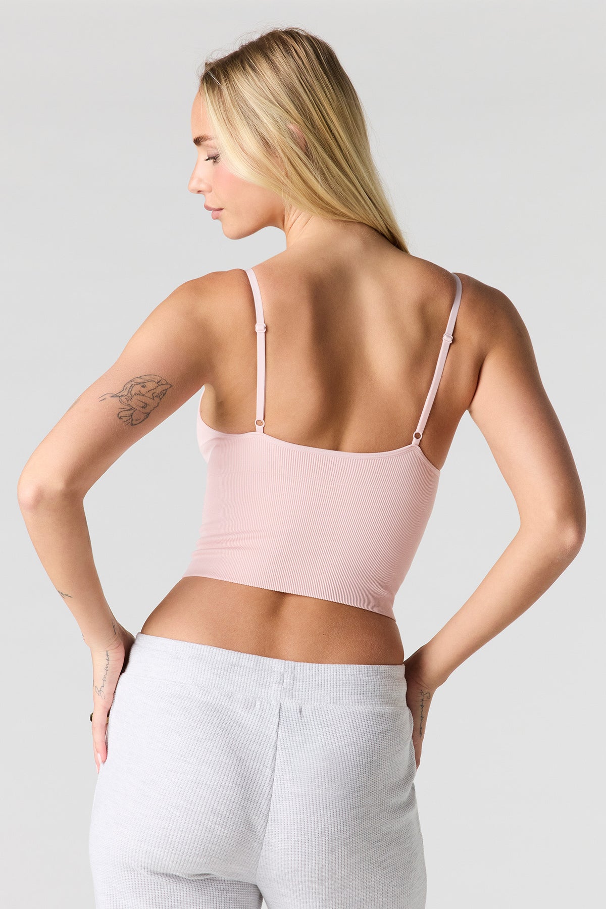 Vue alternative 2. Débardeur côtelé sans couture à encolure en V
