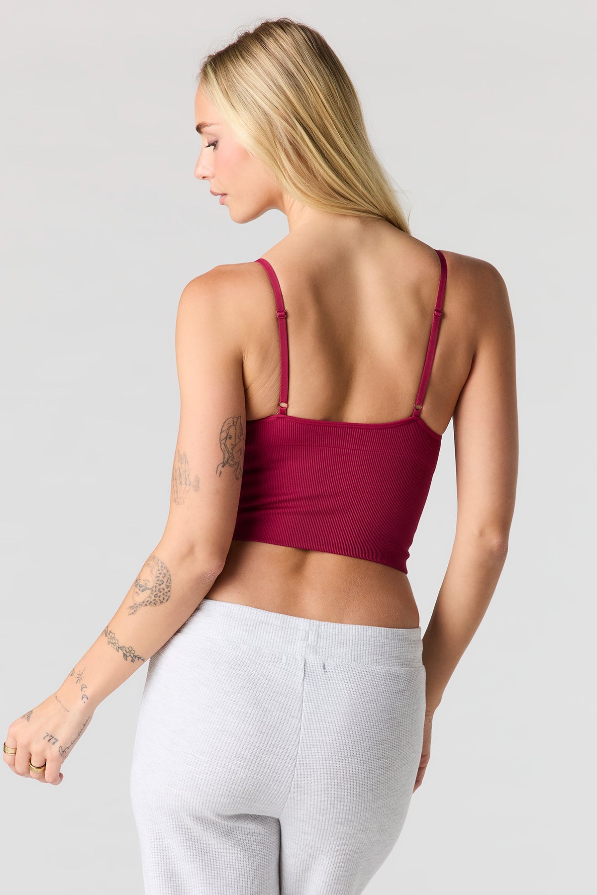 Vue alternative 2. Débardeur côtelé sans couture à encolure en V
