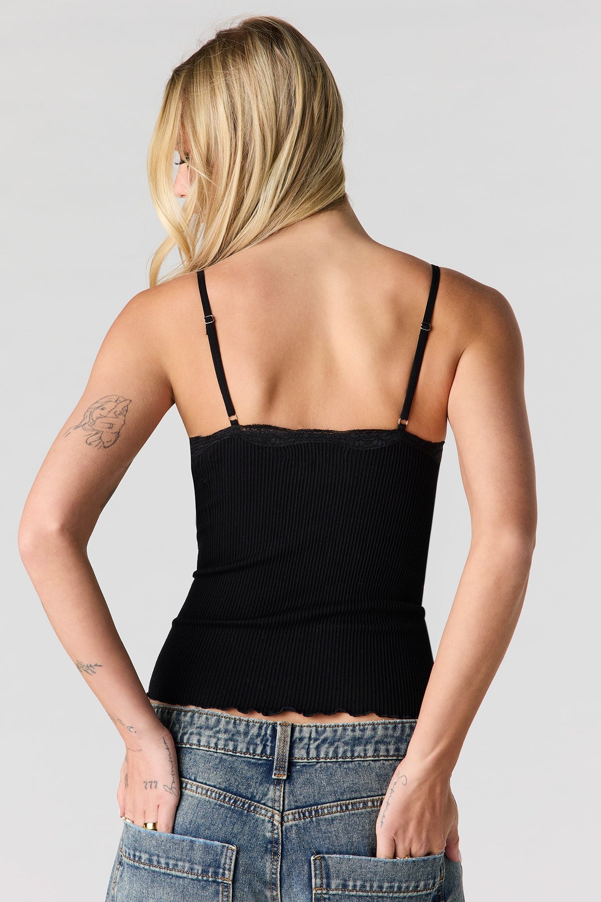 Vue alternative 2. Camisole côtelée sans couture avec liséré de dentelle